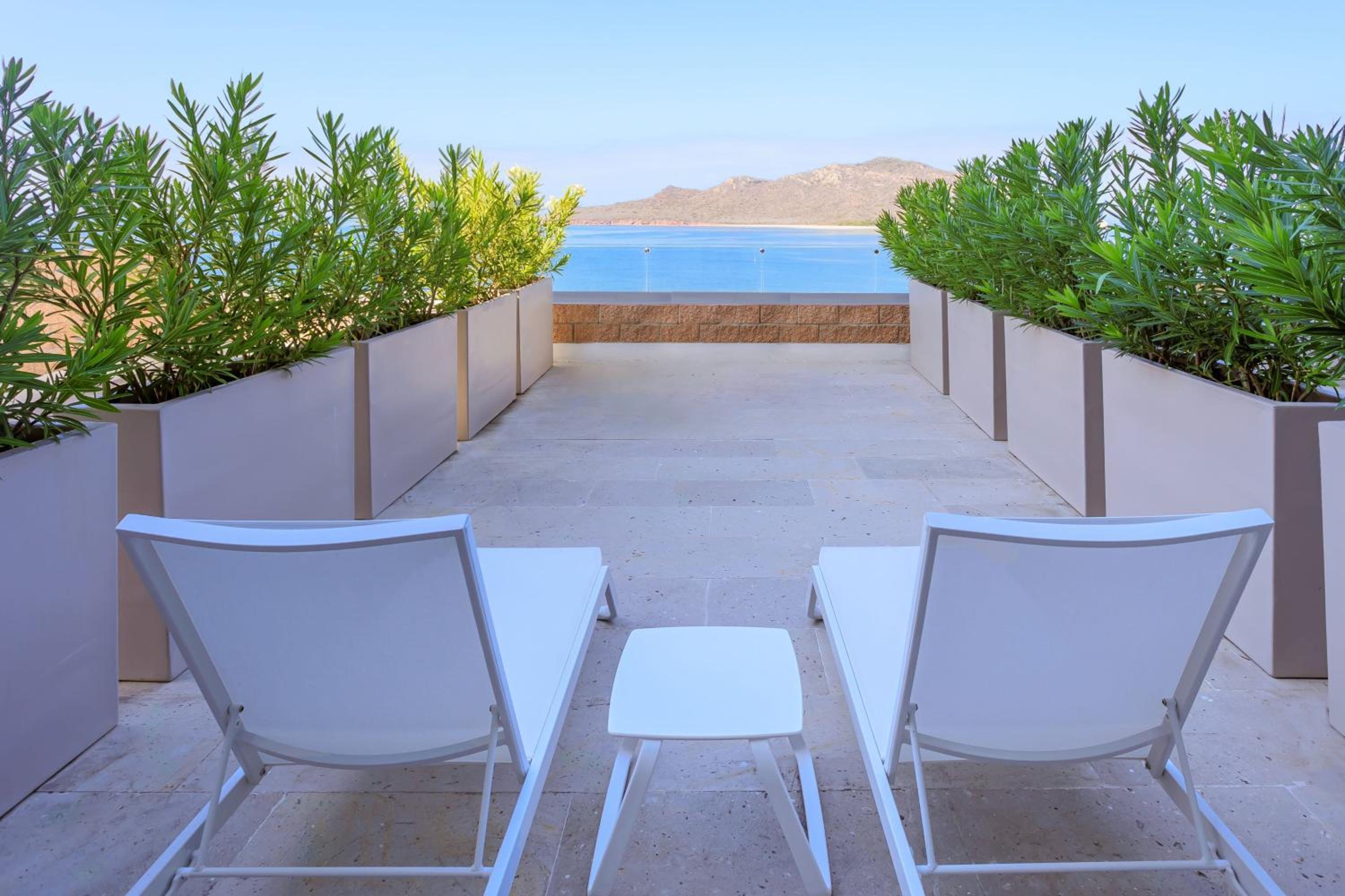 One-Bedroom King Suite with Balcony and Ocean View - Photo 4