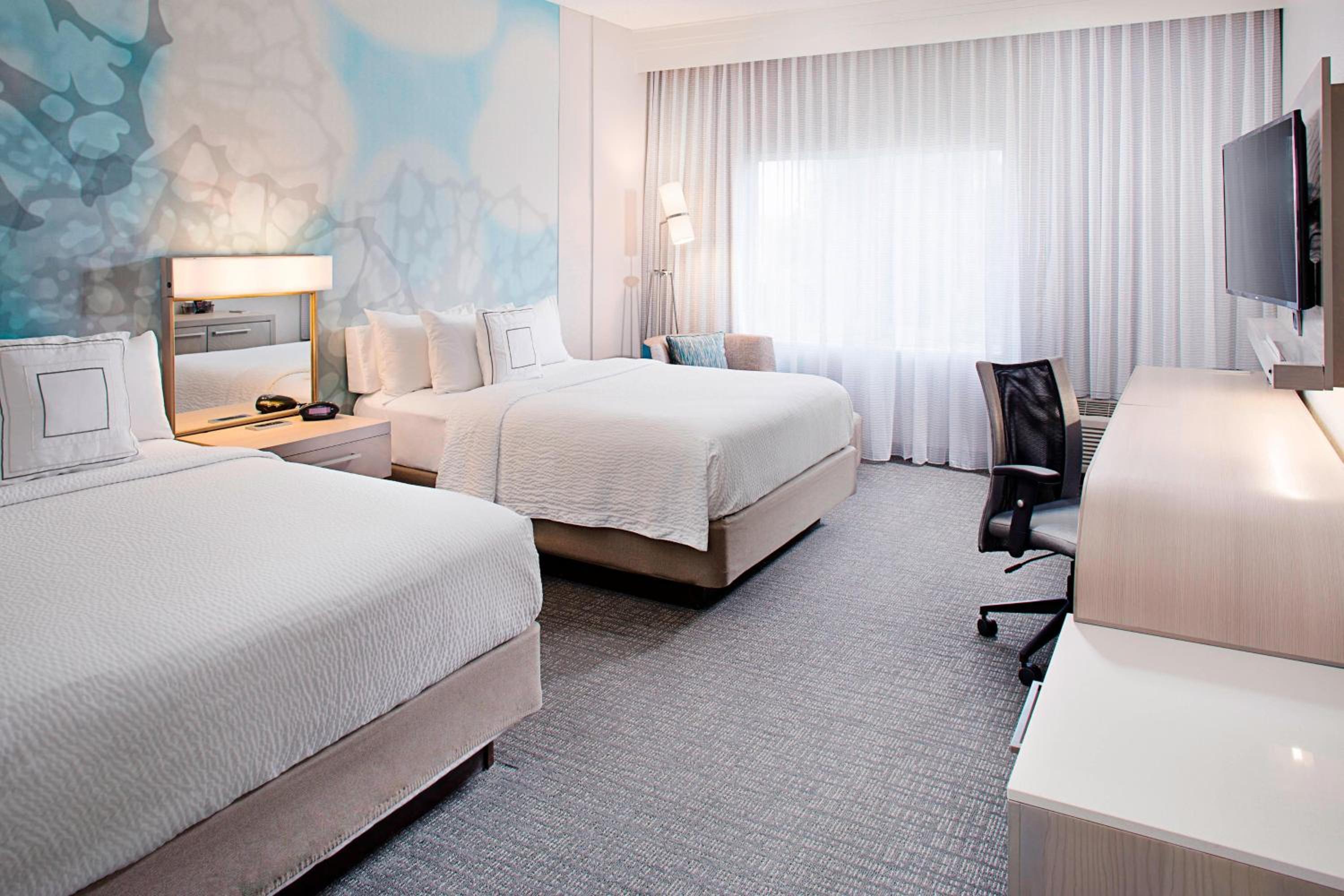 Queen Room with Two Queen Beds - Photo 3