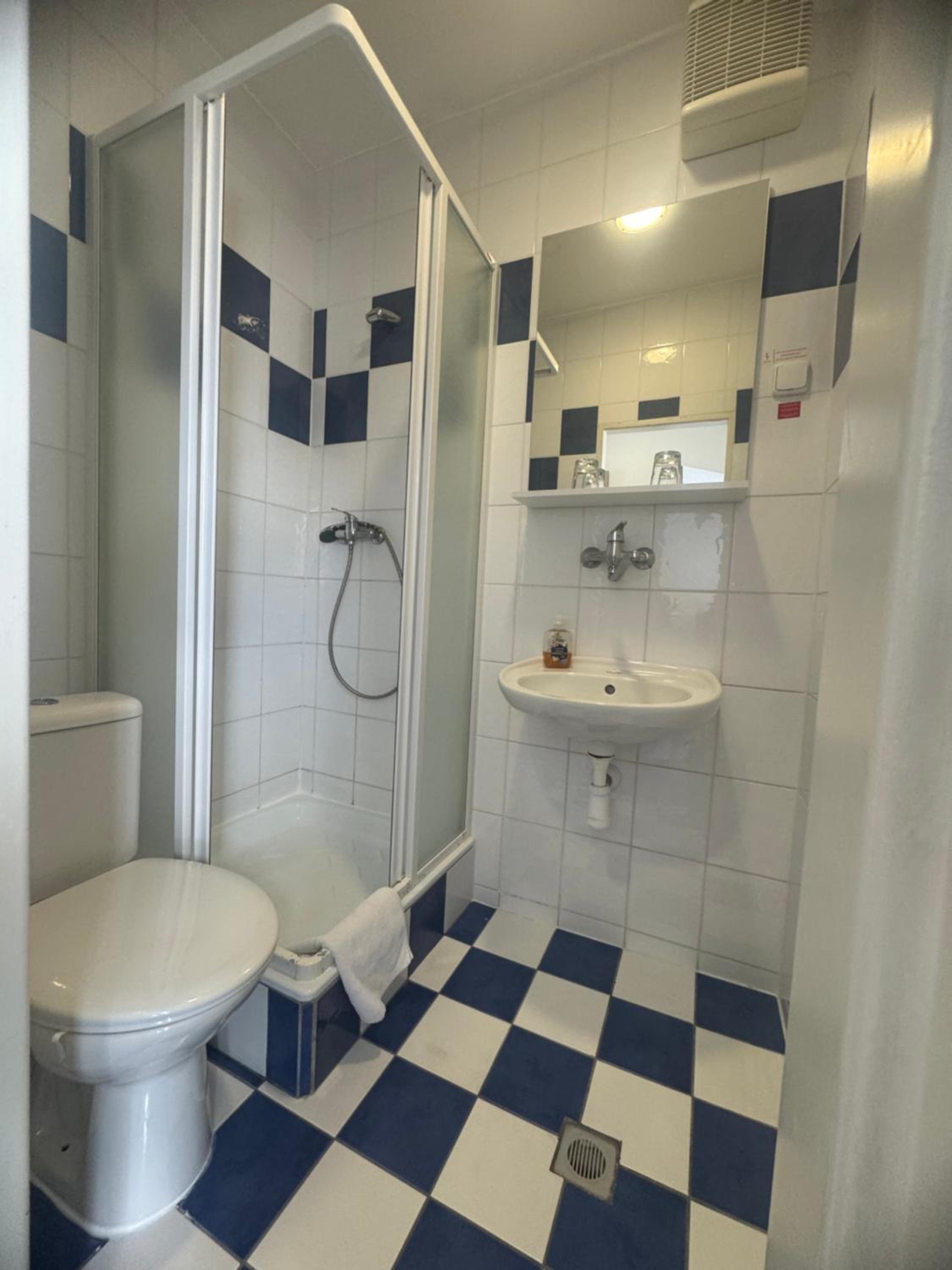 Standard Twin Room - Photo 8