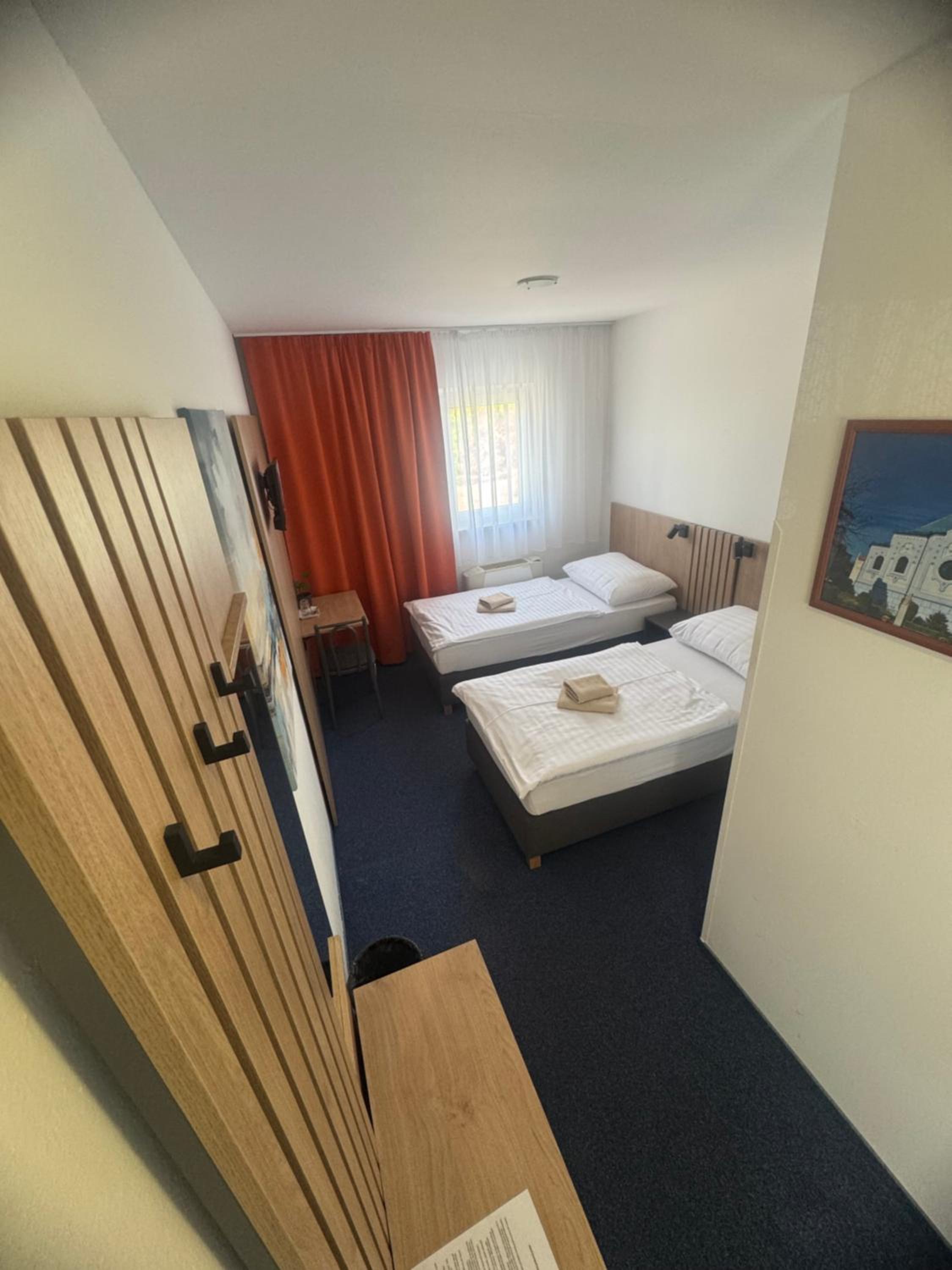 Standard Twin Room - Photo 3