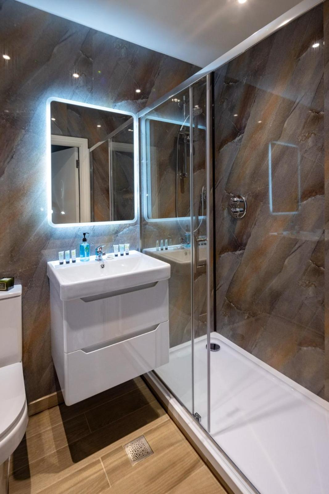 Double Room with Private Bathroom - Photo 2