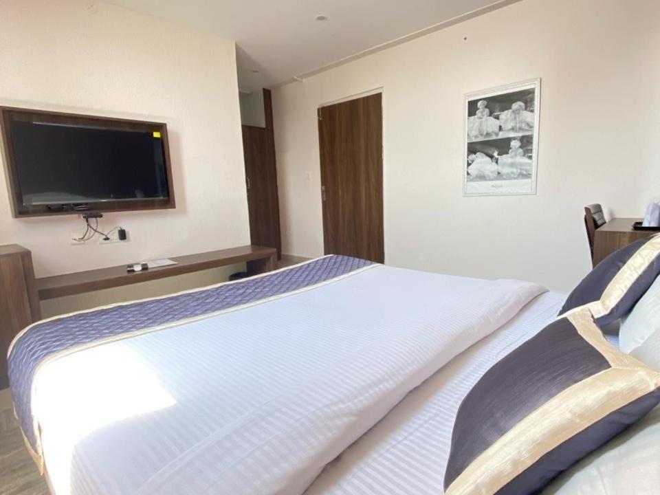 Deluxe Room (2 Adults + 1 Child)