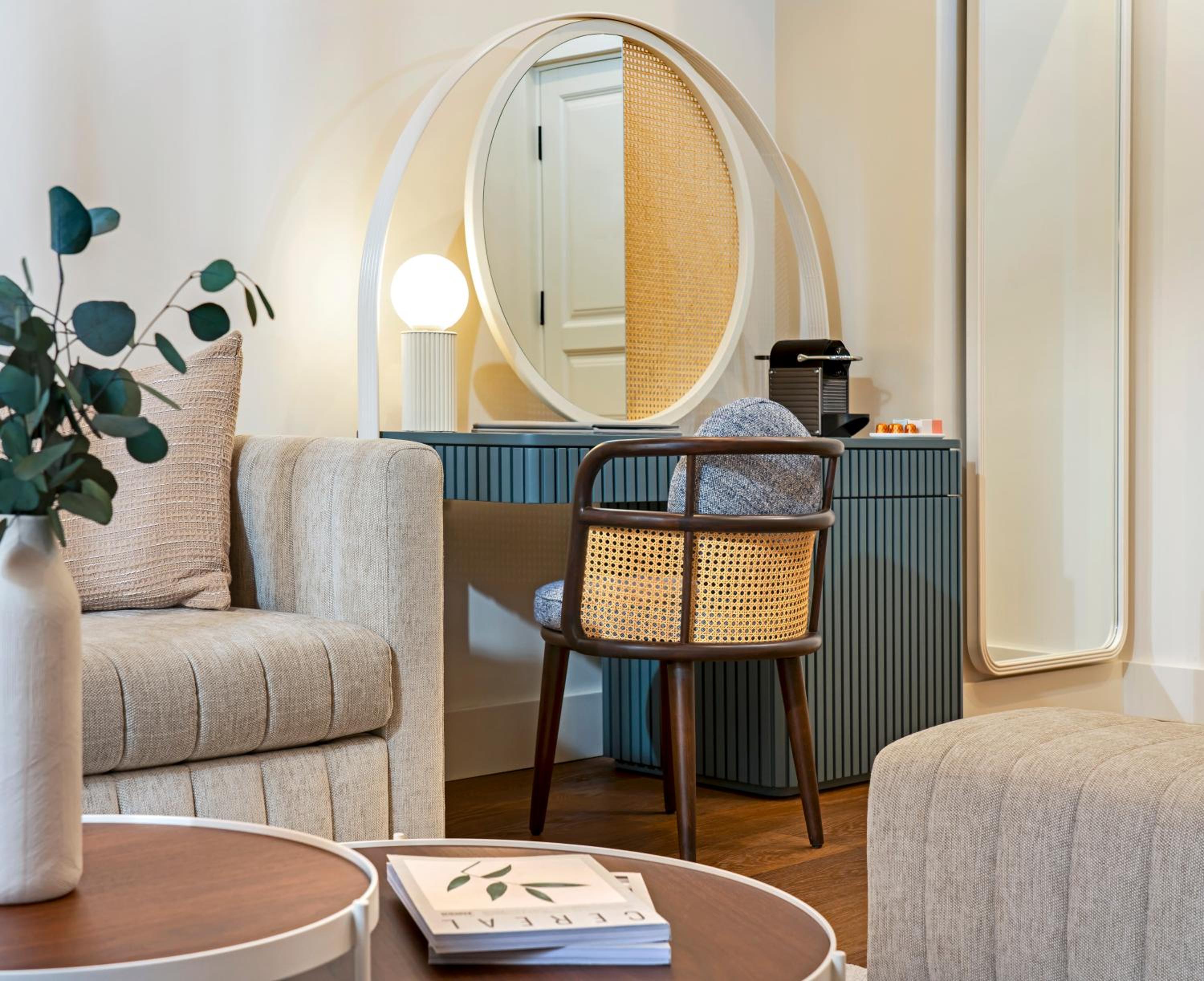 Suite with Garden View thumbnail 5