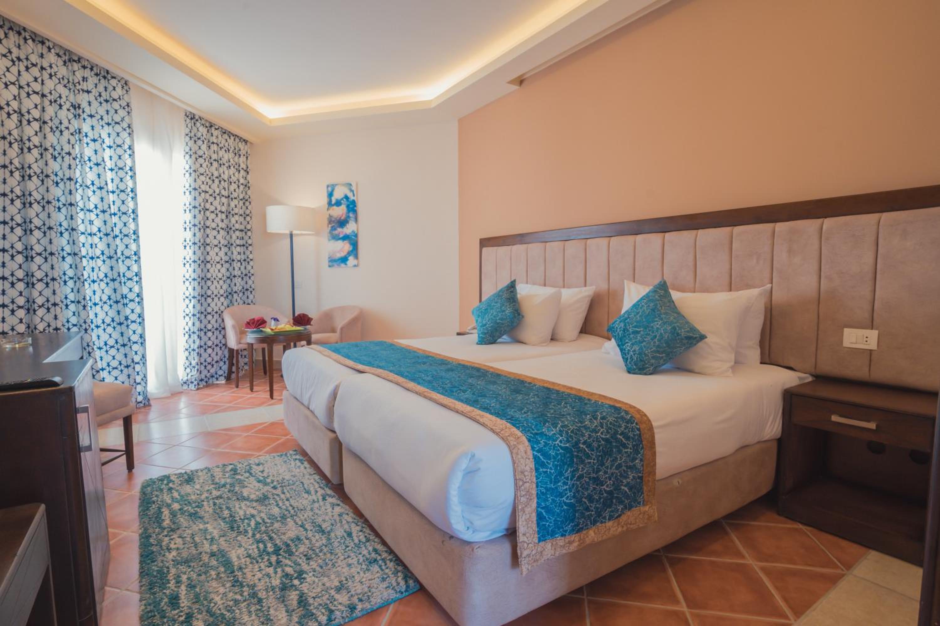 Superior Double or Twin Room with Pool View - Photo 5