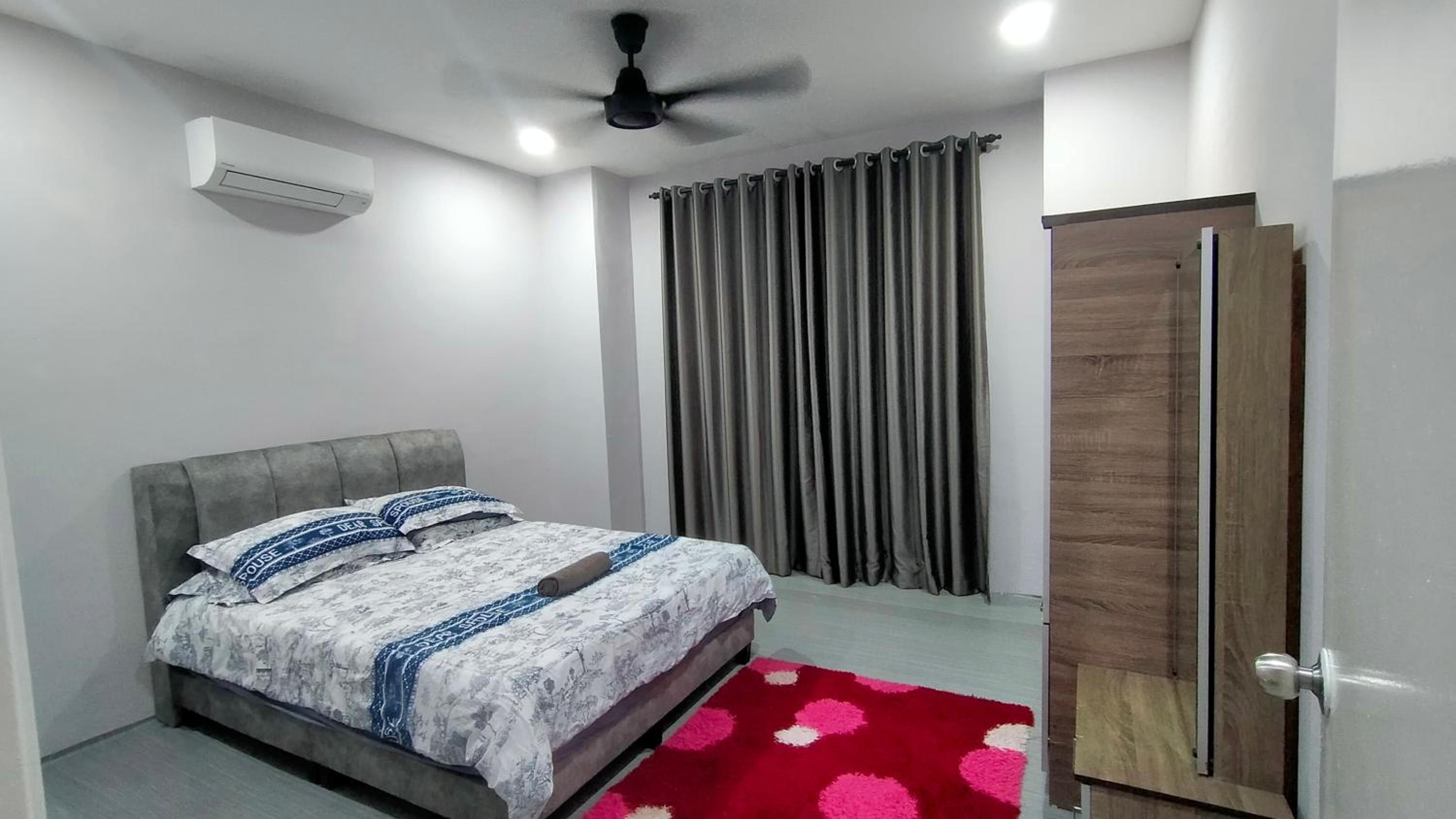 Three-Bedroom House photo 3