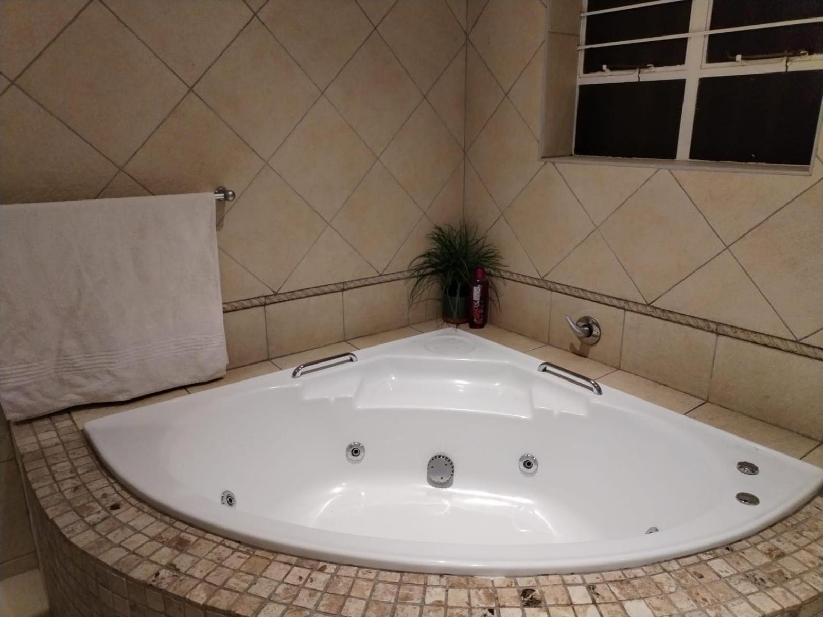 Deluxe King Suite photo 3