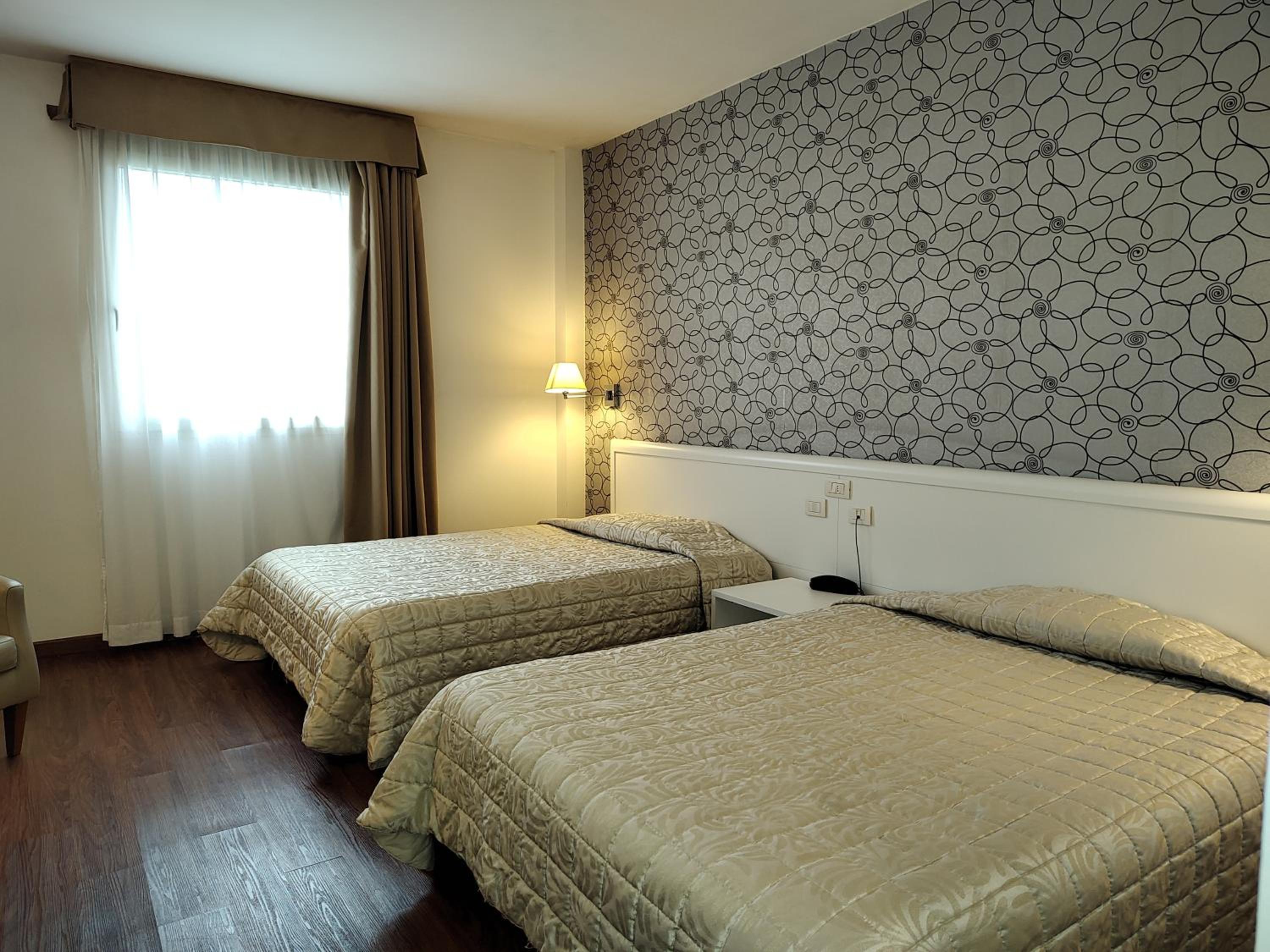 Twin Room - Photo 5