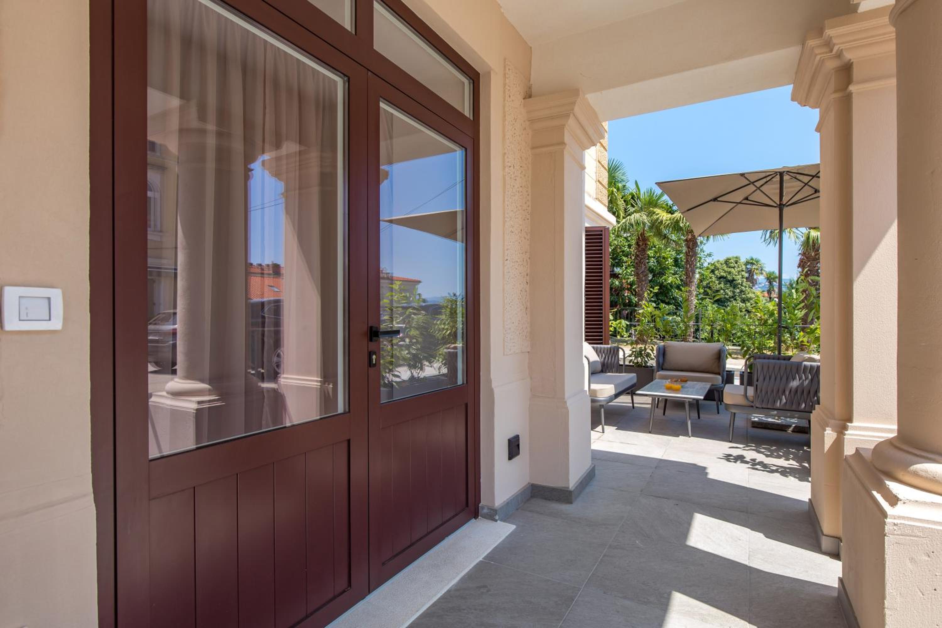 Apartment with Terrace - Photo 9