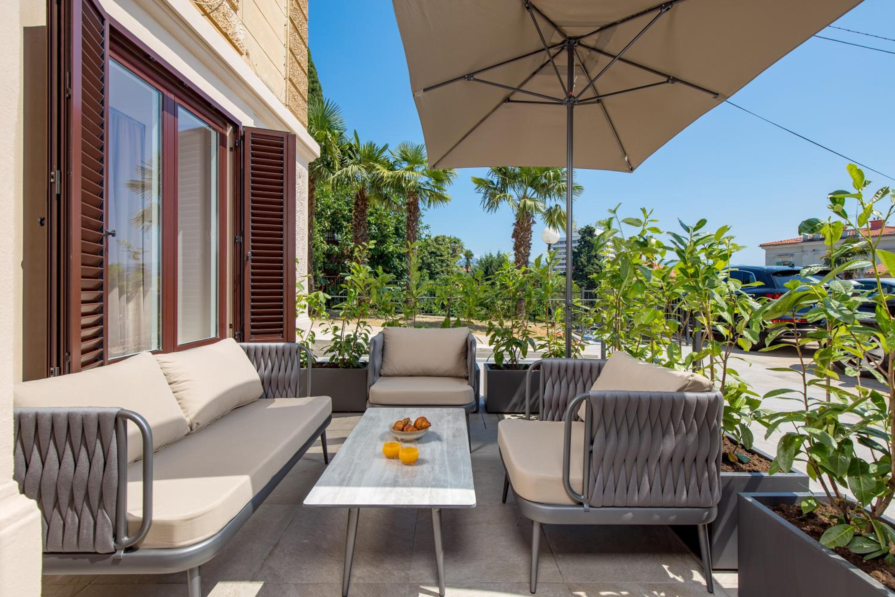 Apartment with Terrace - Photo 8