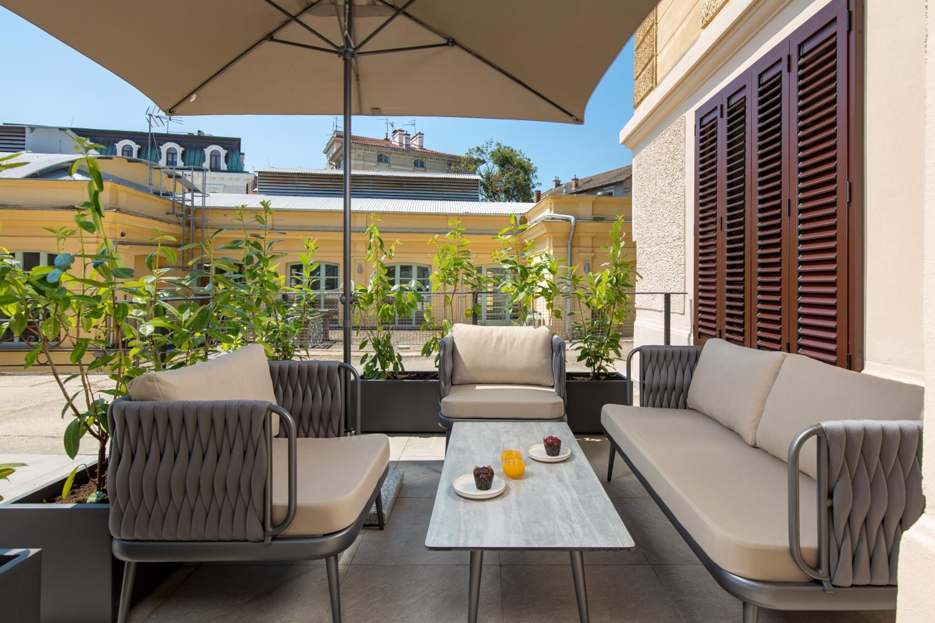 Apartment with Terrace - Photo 18