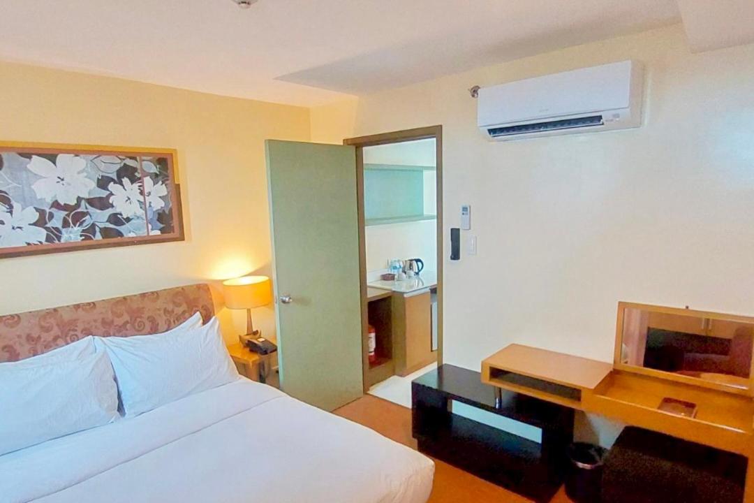 One-Bedroom Suite - Photo 2