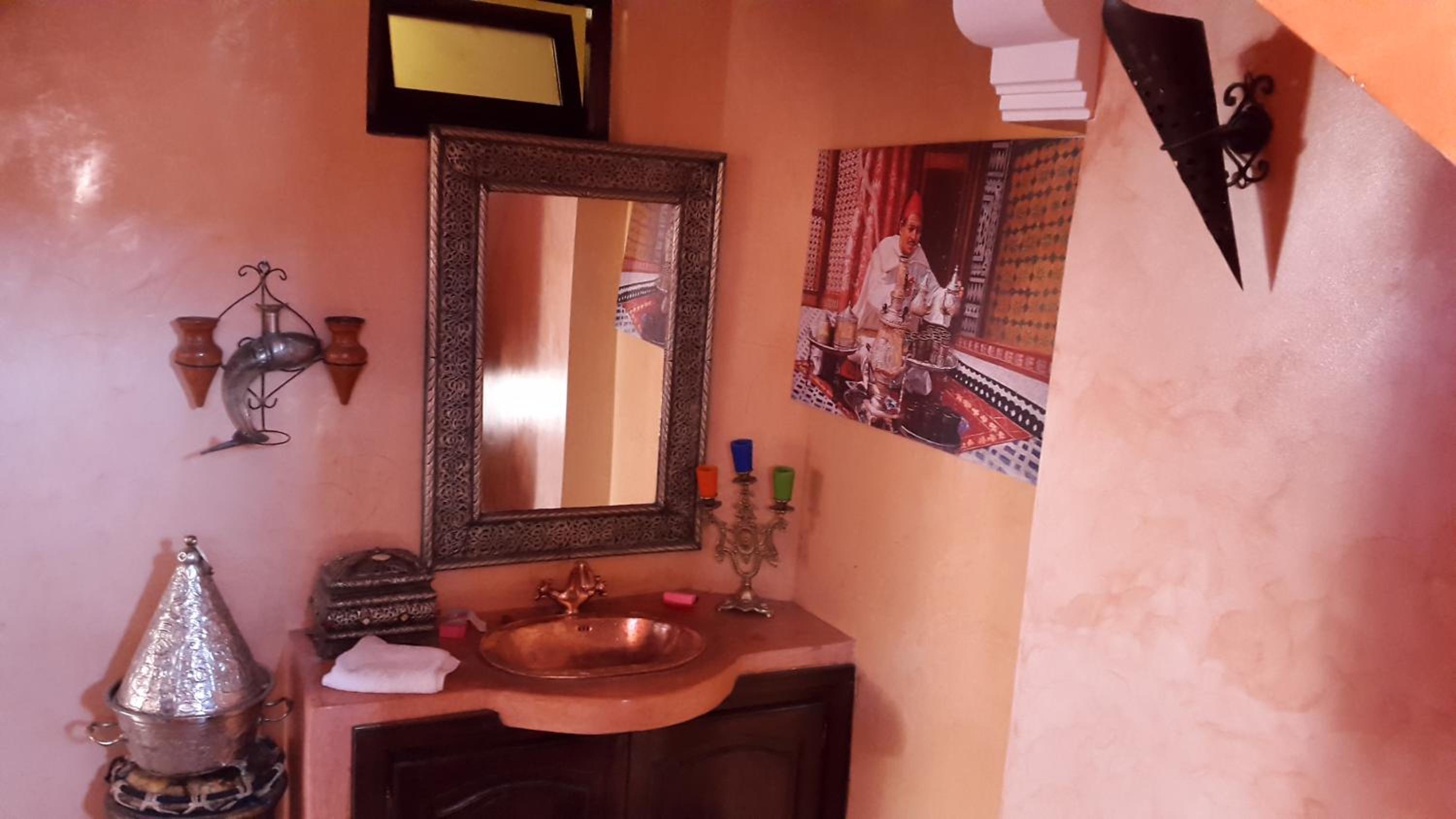 Standard Twin Room with Sofa - Photo 13
