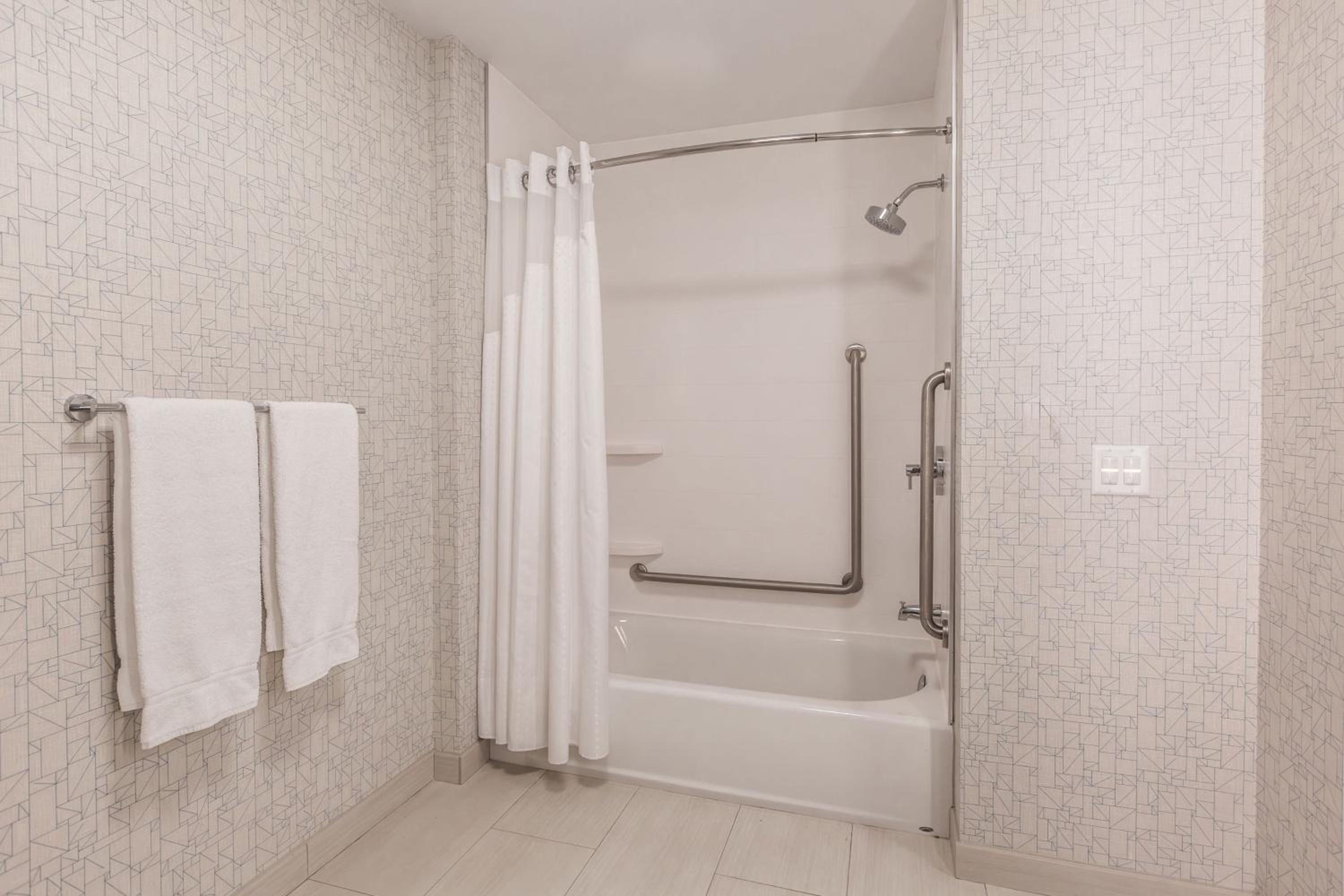 Standard Queen Room with Two Queen Beds and Mobility Accessible Tub - Photo 7