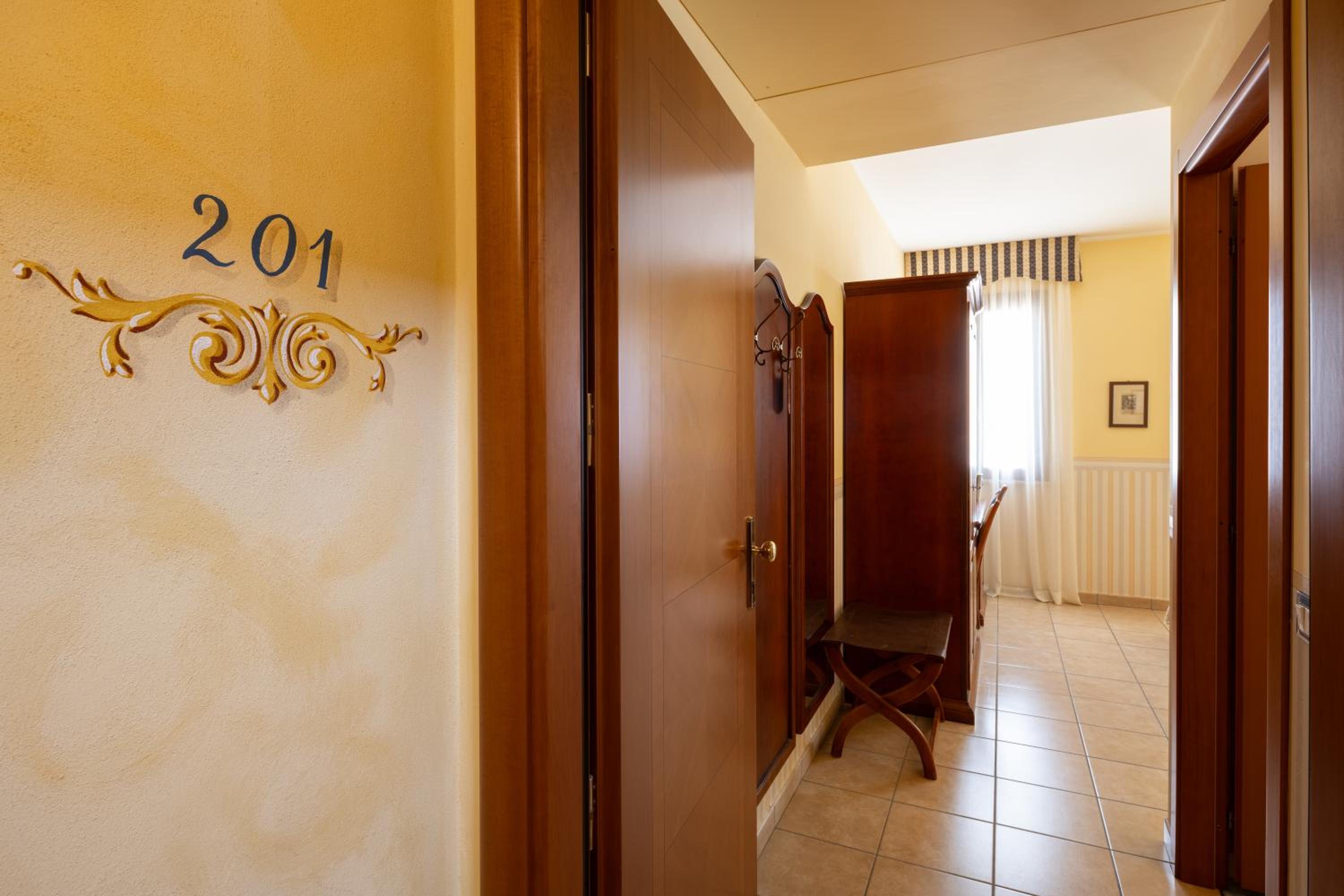 Double Room - Photo 8