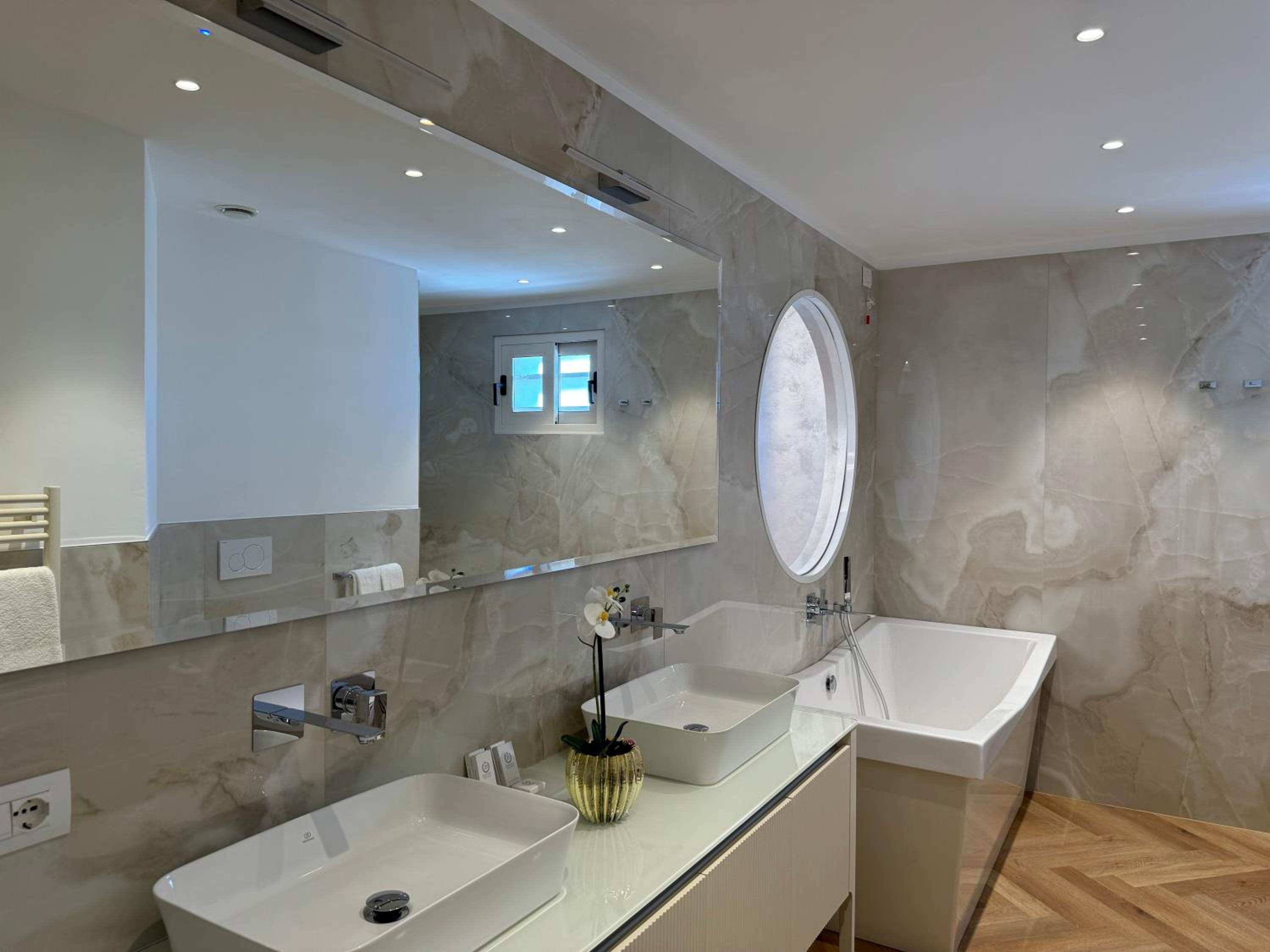 Suite with Sea View - Photo 3
