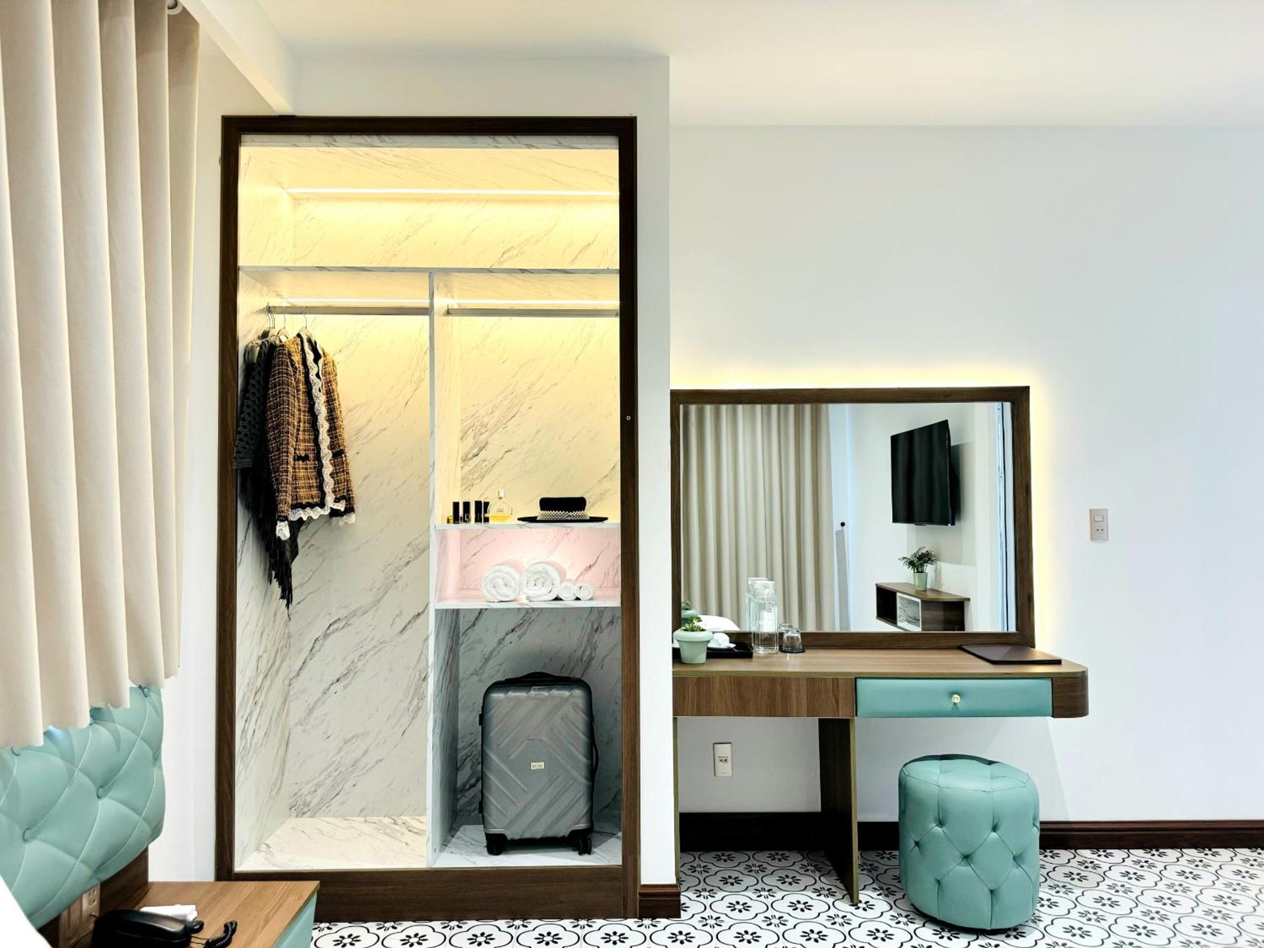 Deluxe Double Room with Balcony - Photo 3