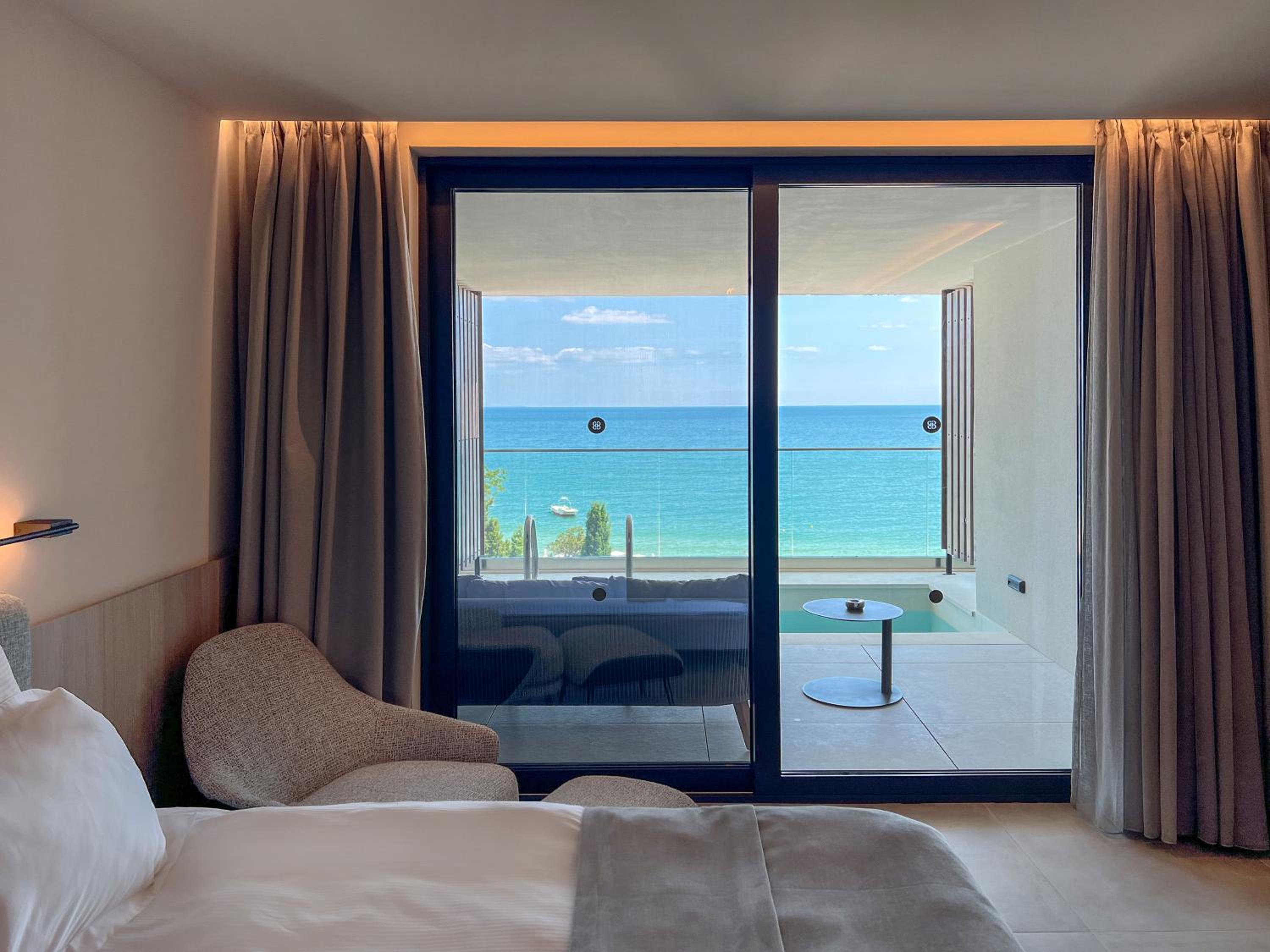 Deluxe SWIM-UP (16+) Double Sea View Room