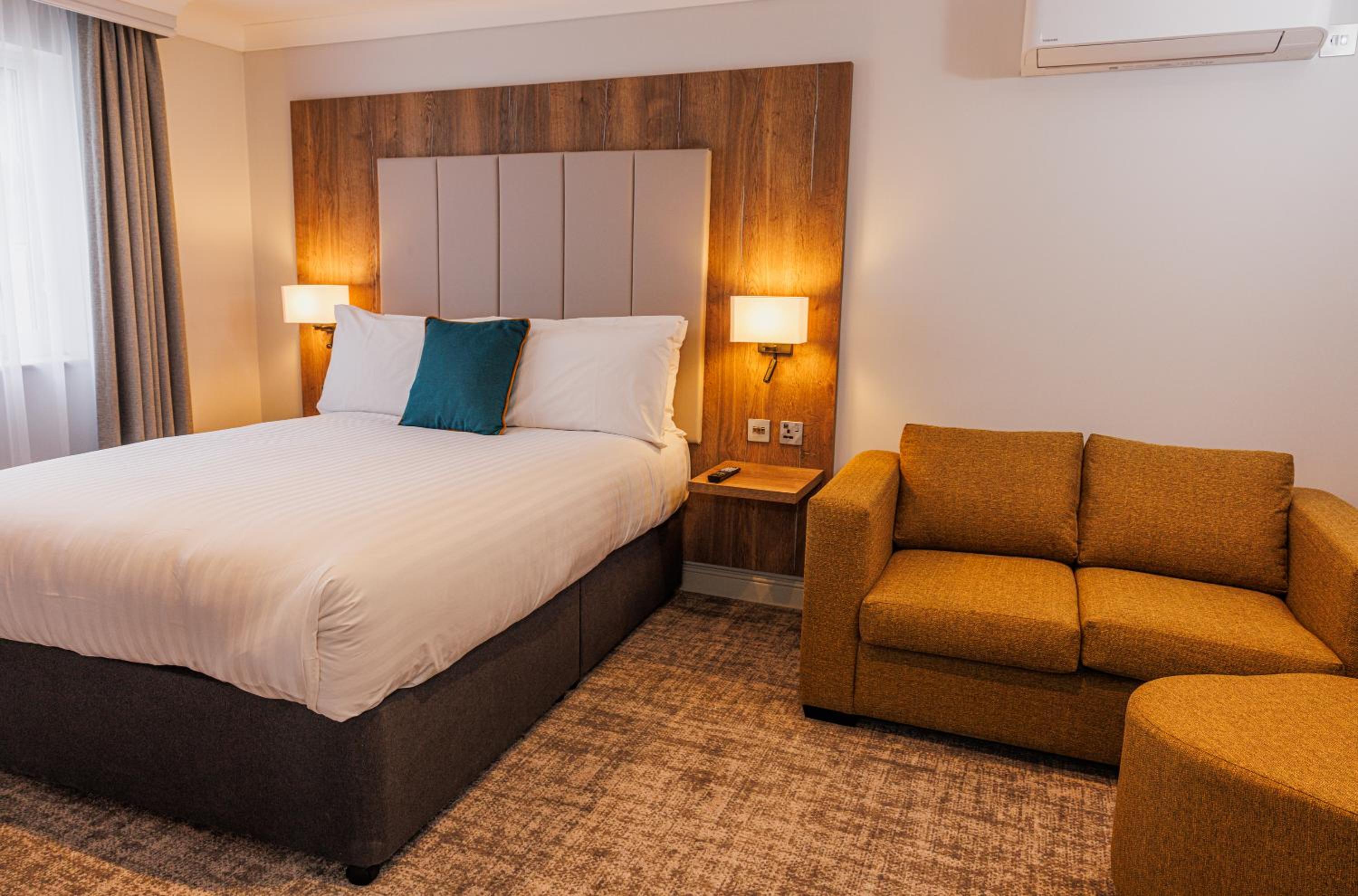 Premium Queen Room with sofa bed - Photo 8