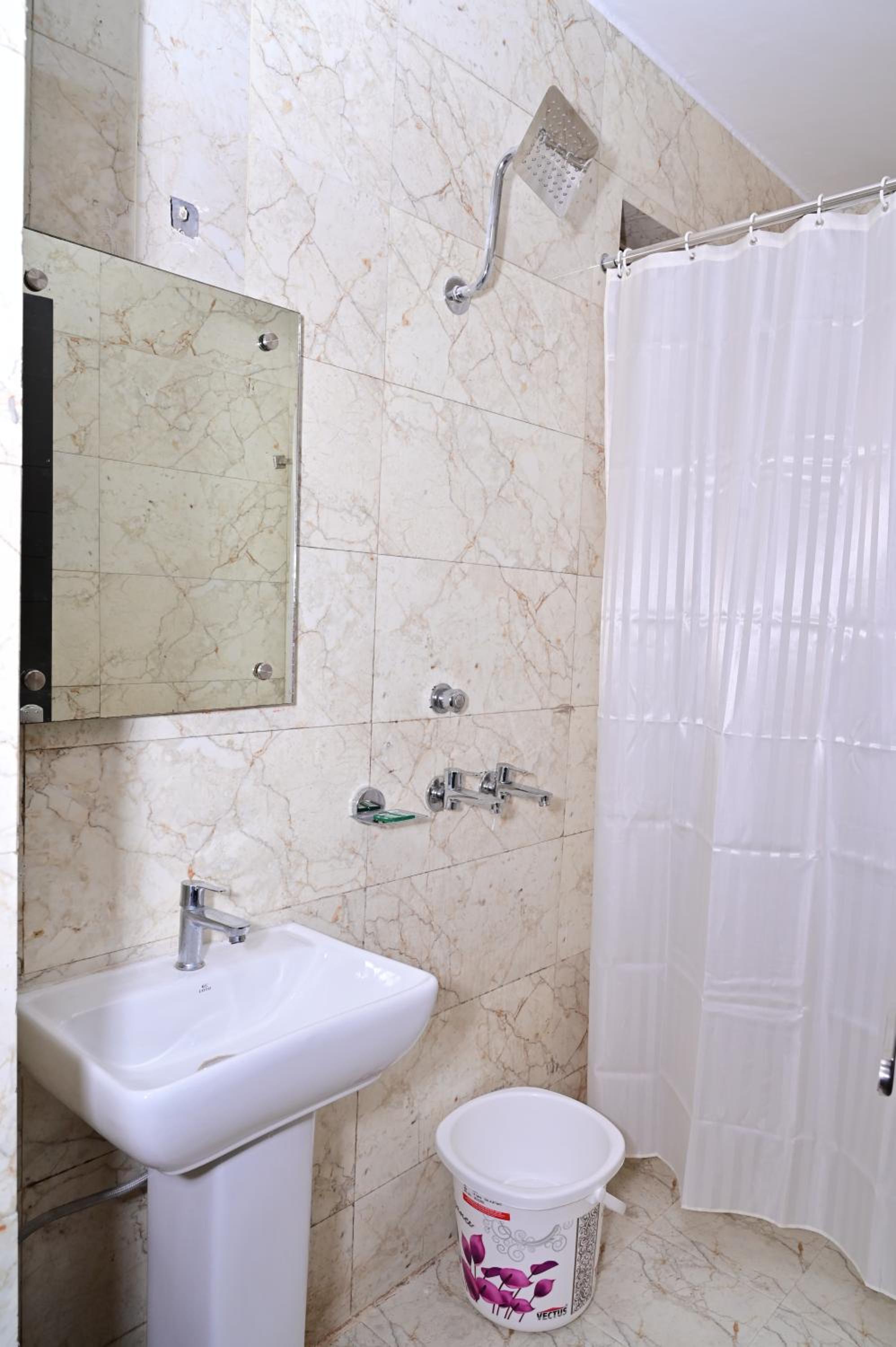 Deluxe Double or Twin Room - Photo 12