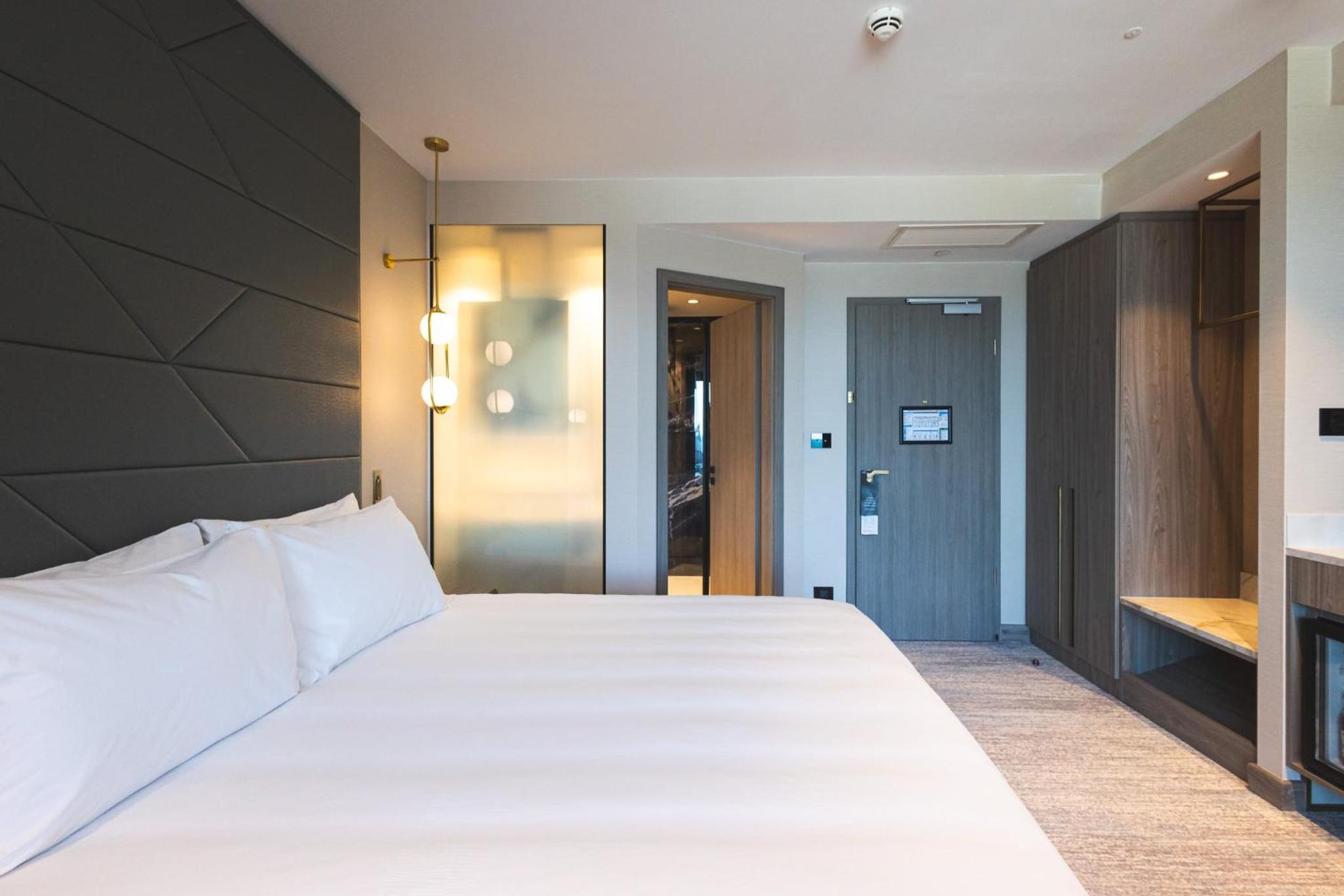 Standard King Room with Balcony and Seafront View - Photo 3
