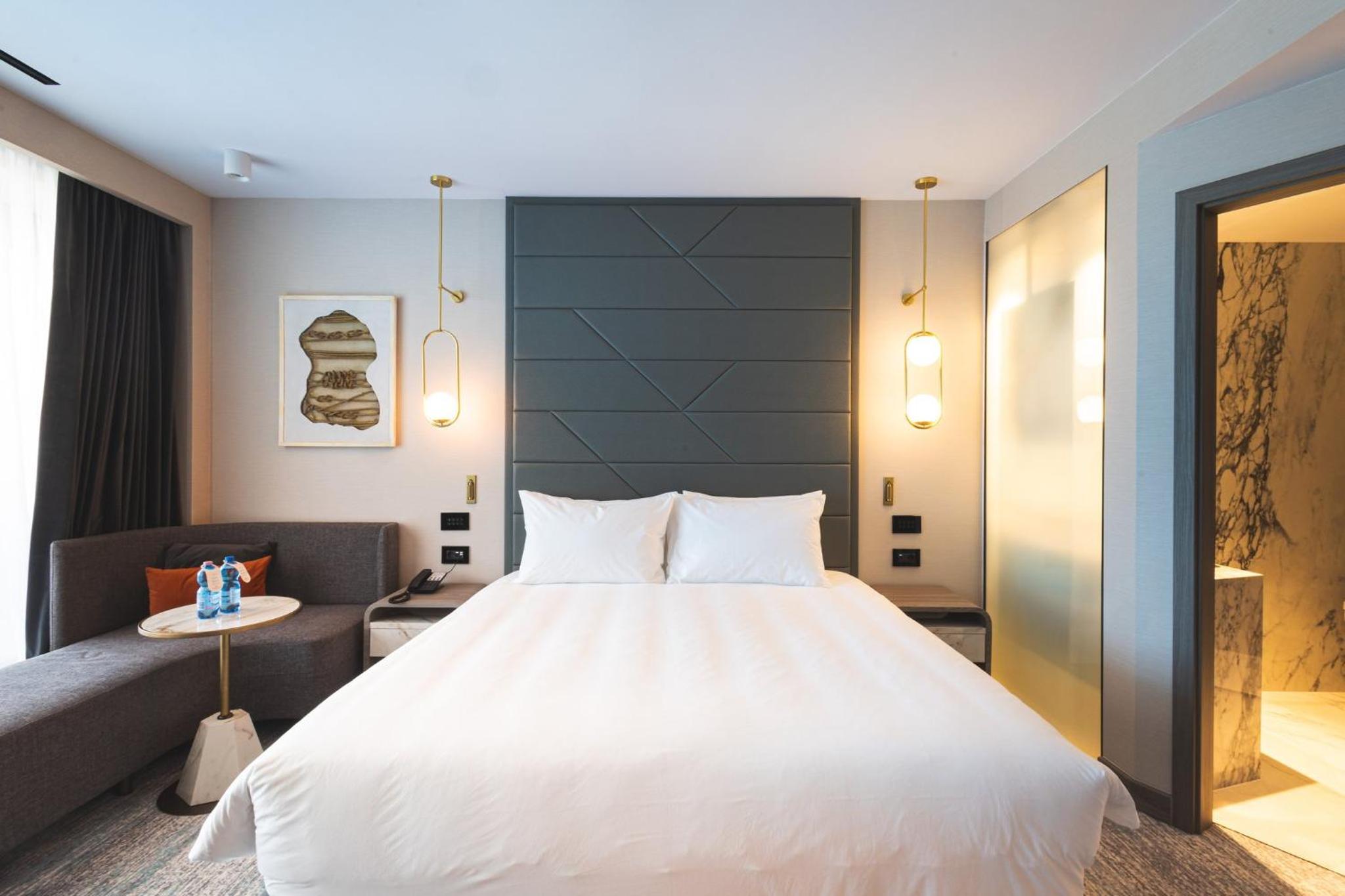 Standard King Room with Balcony and Seafront View - Photo 4