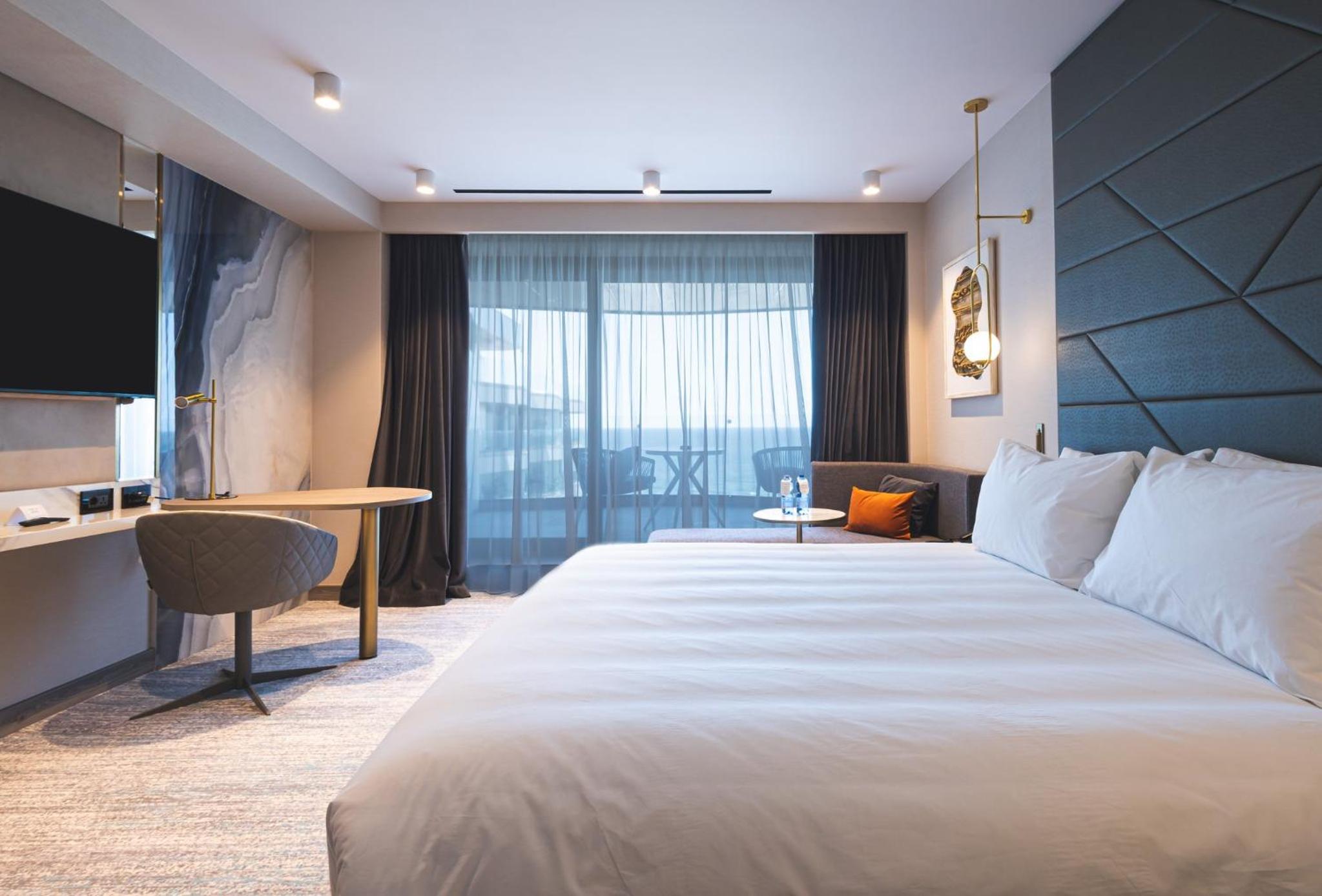 Standard King Room with Balcony and Seafront View - Photo 7