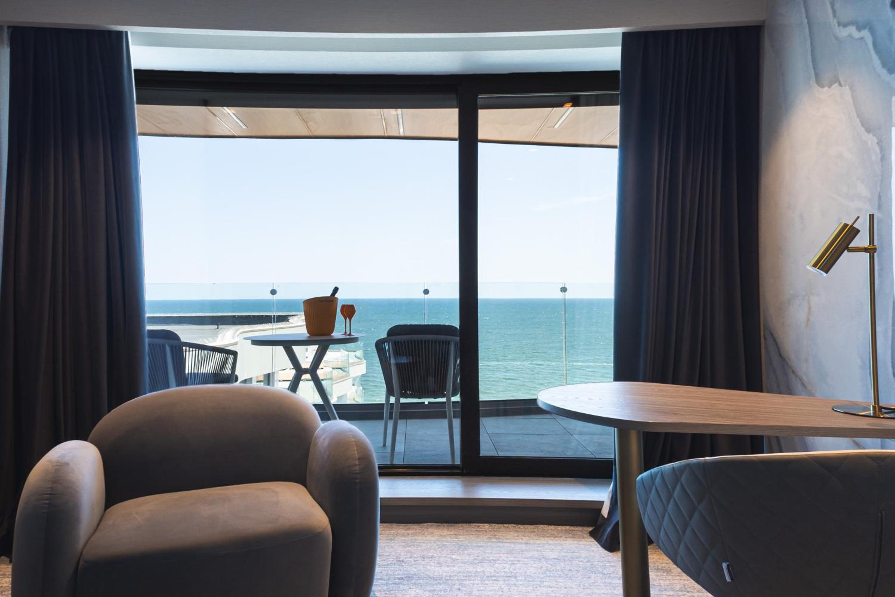 One-Bedroom Suite with Balcony and Side Lake - Sea View photo 3