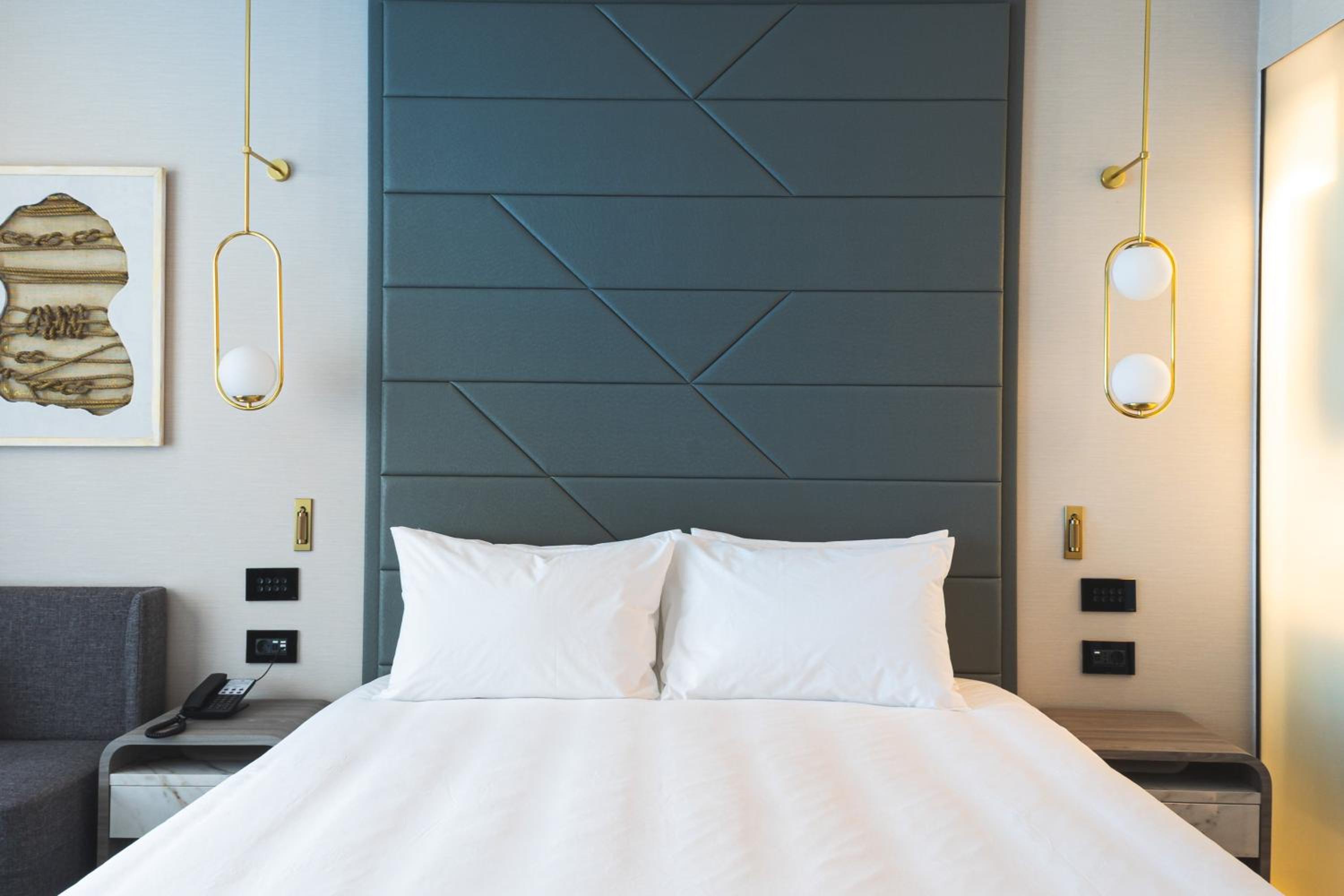 Standard King Room with Balcony and Seafront View - Photo 13