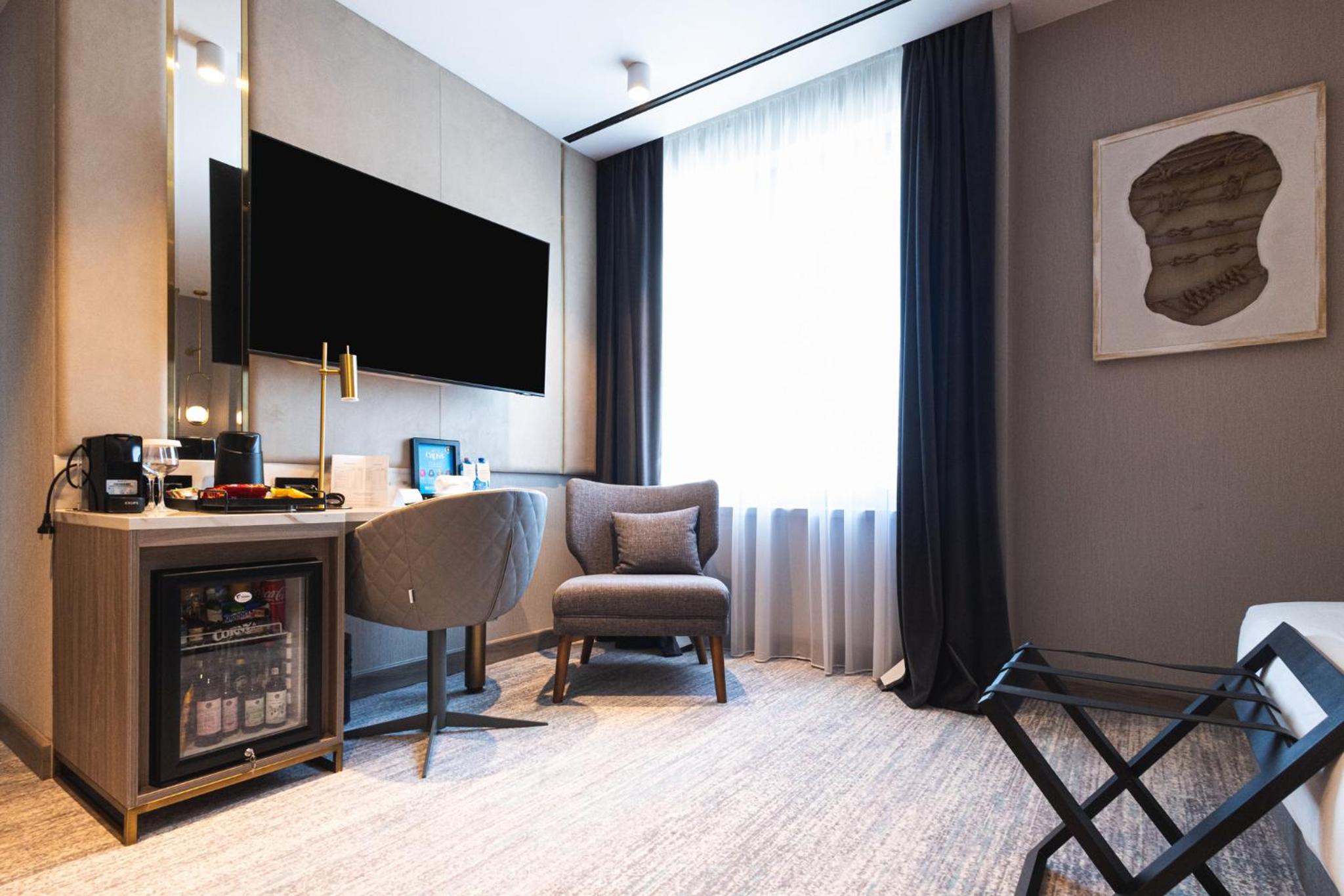 Queen Room with Side Lake View - Accessible - Photo 4