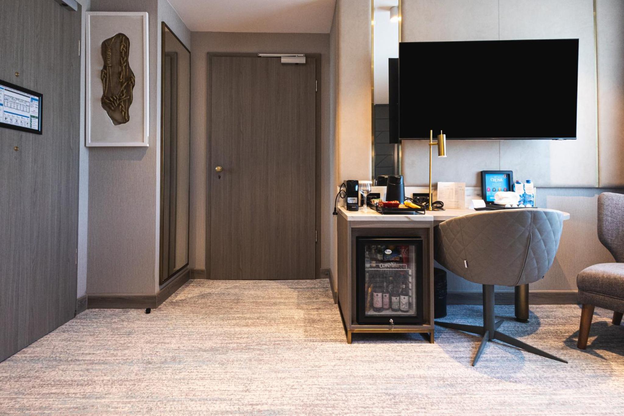 Queen Room with Side Lake View - Accessible - Photo 1