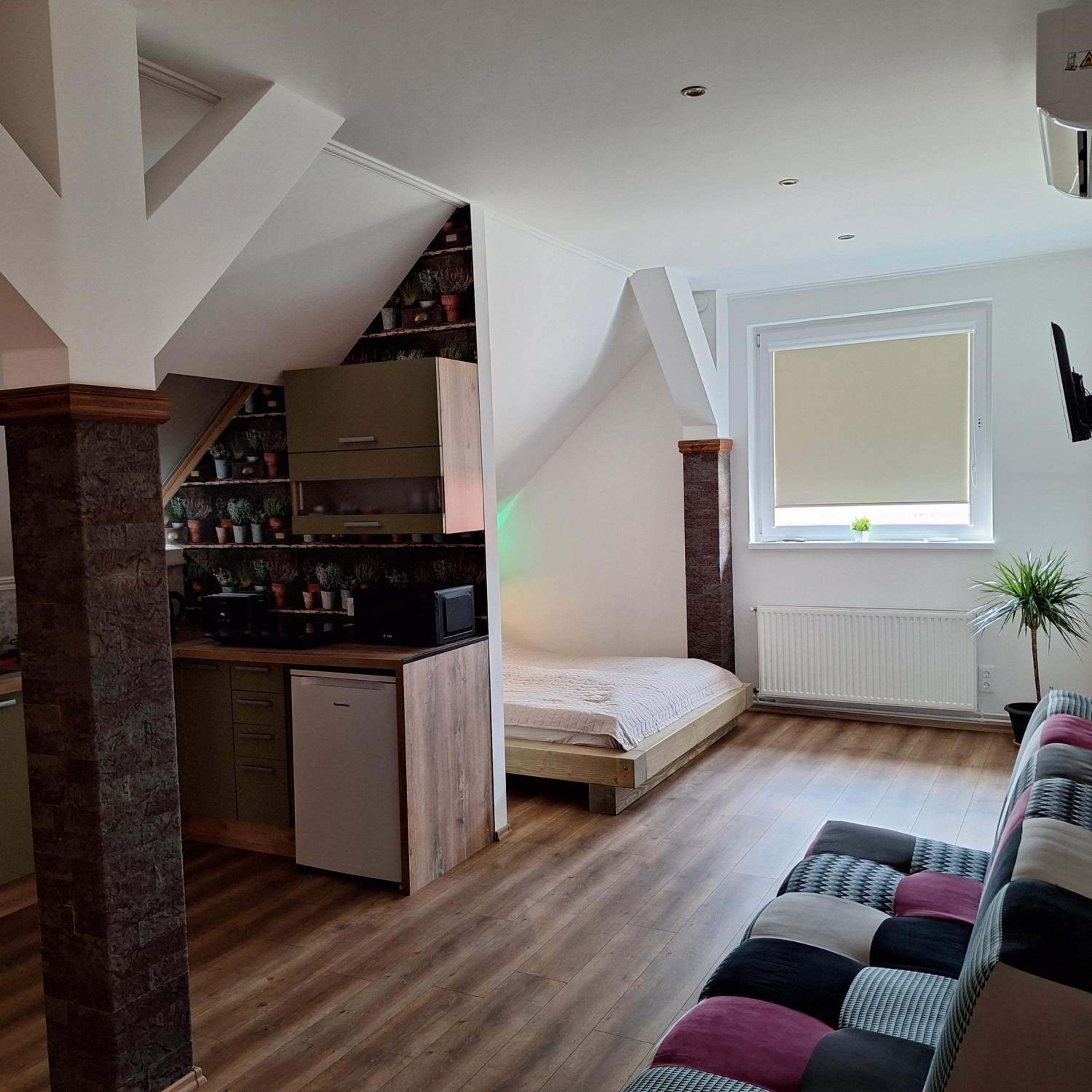 Deluxe Queen Studio 