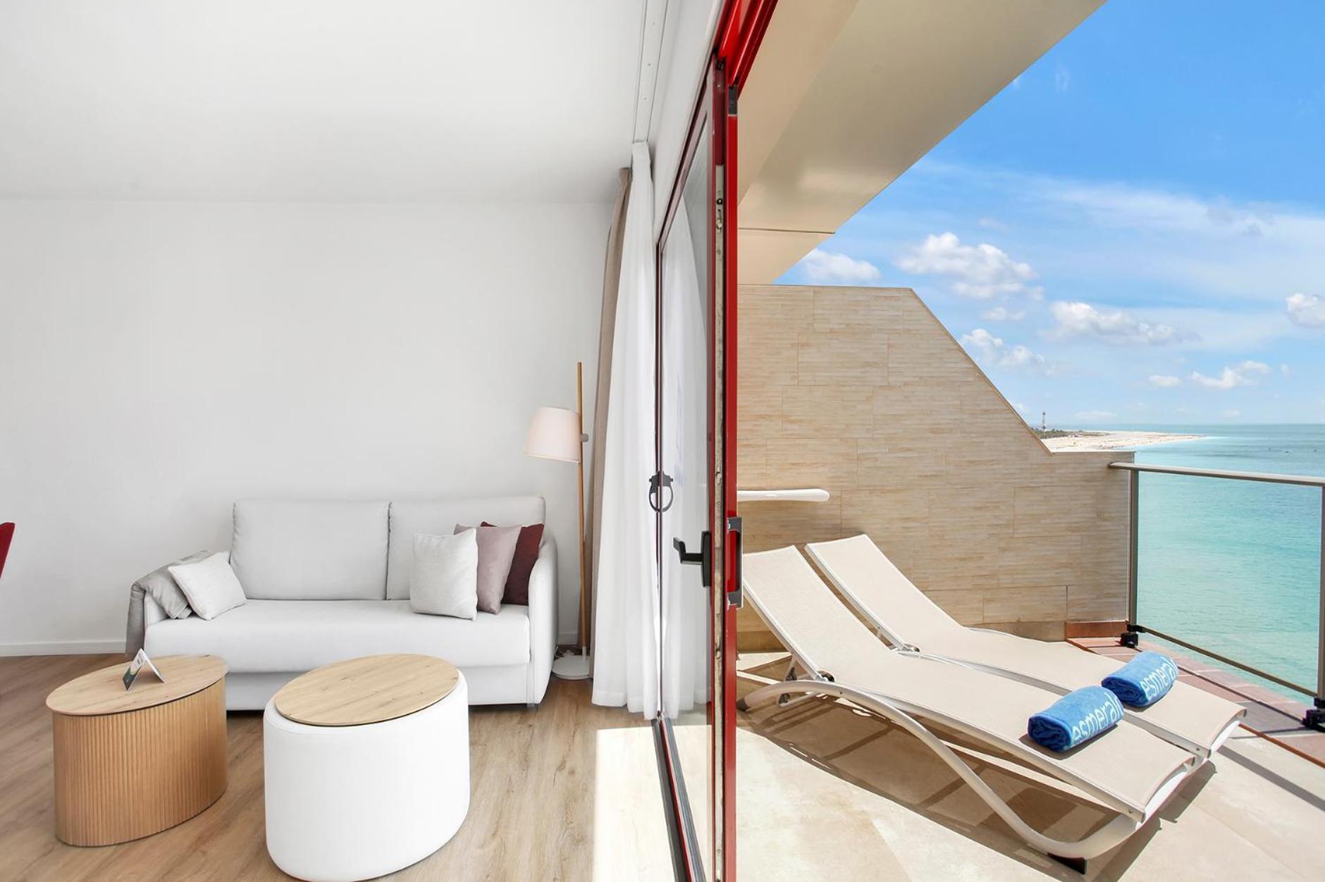 One-Bedroom Apartment with Front Sea View (1 adult + 2 children) photo 2