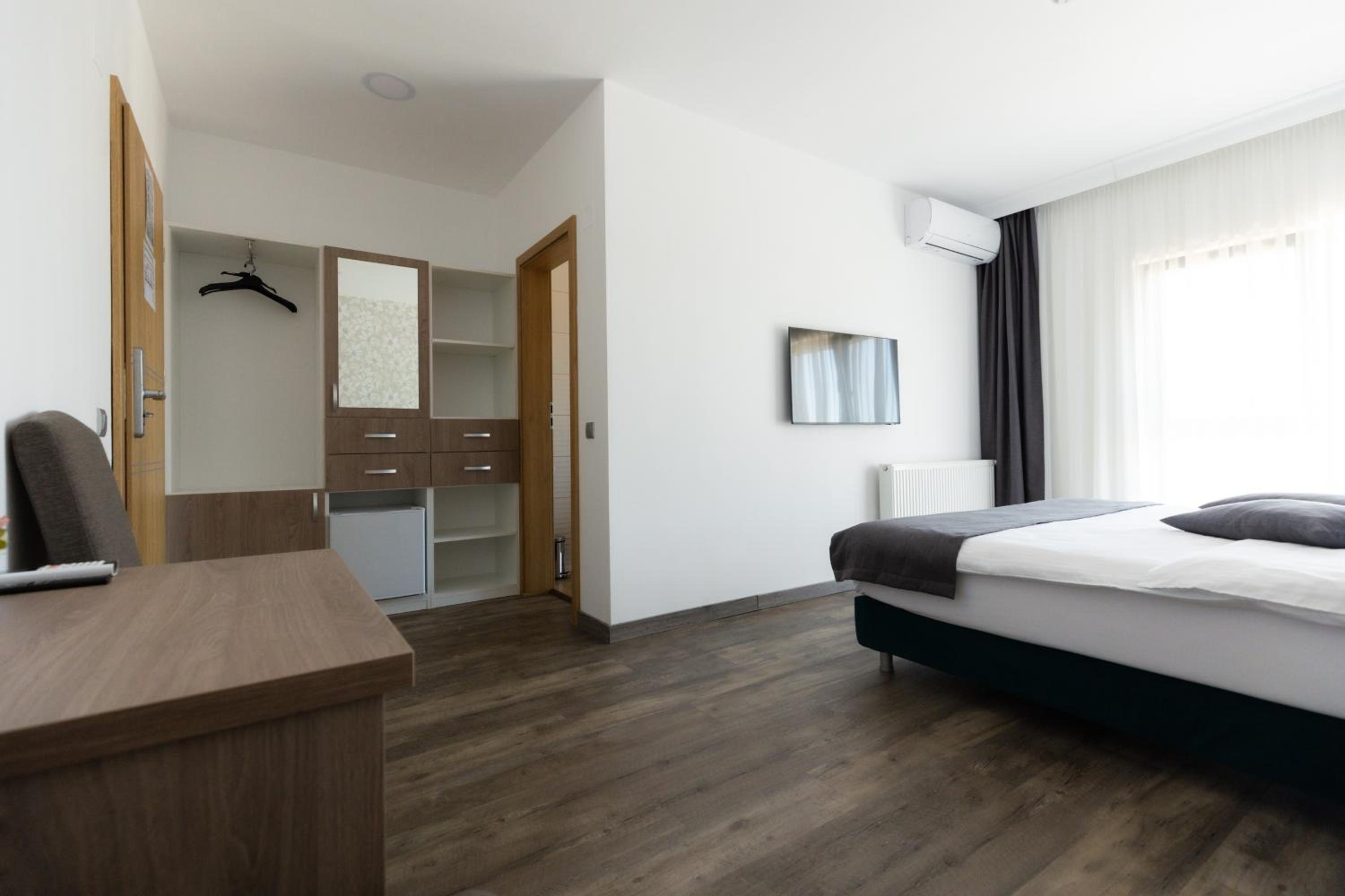 Double or Twin Room - Photo 12