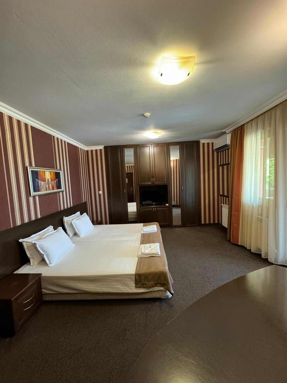 Queen Room with Spa Bath