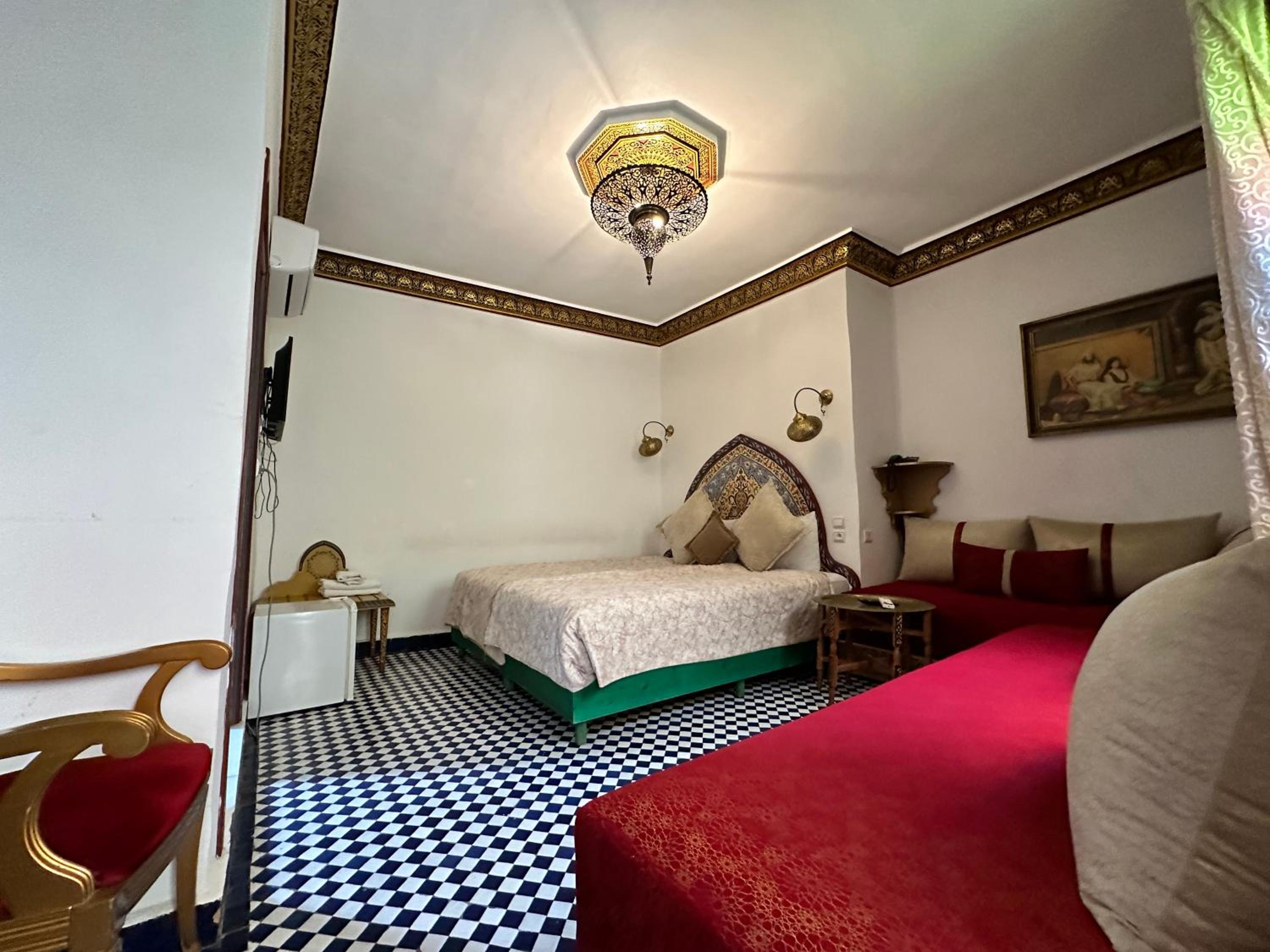 Deluxe Queen Suite - Photo 2