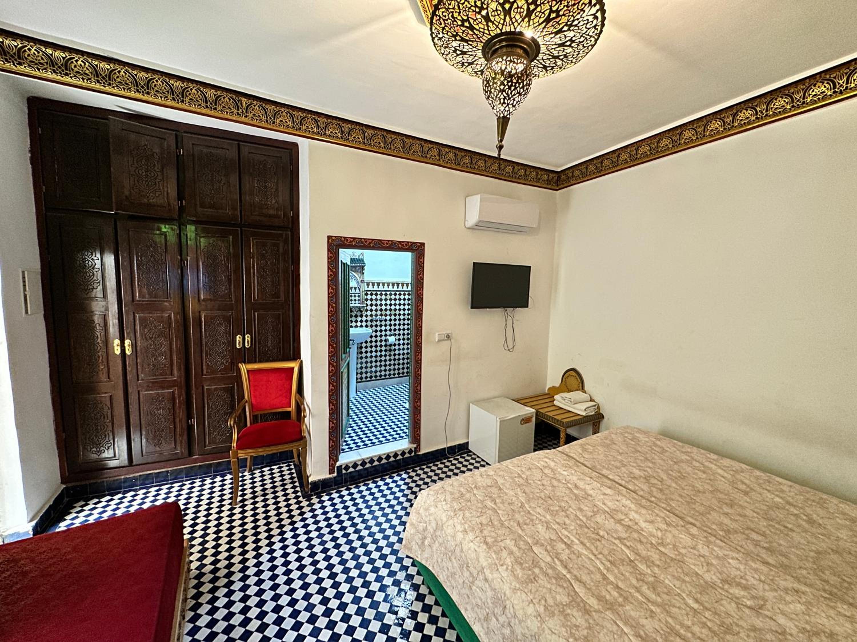 Deluxe Queen Suite - Photo 4