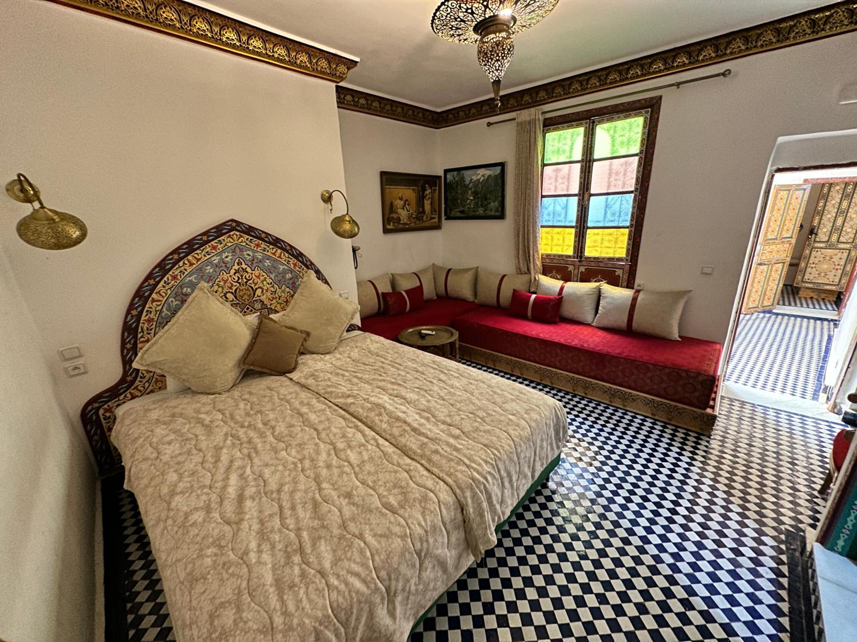 Deluxe Queen Suite - Photo 1