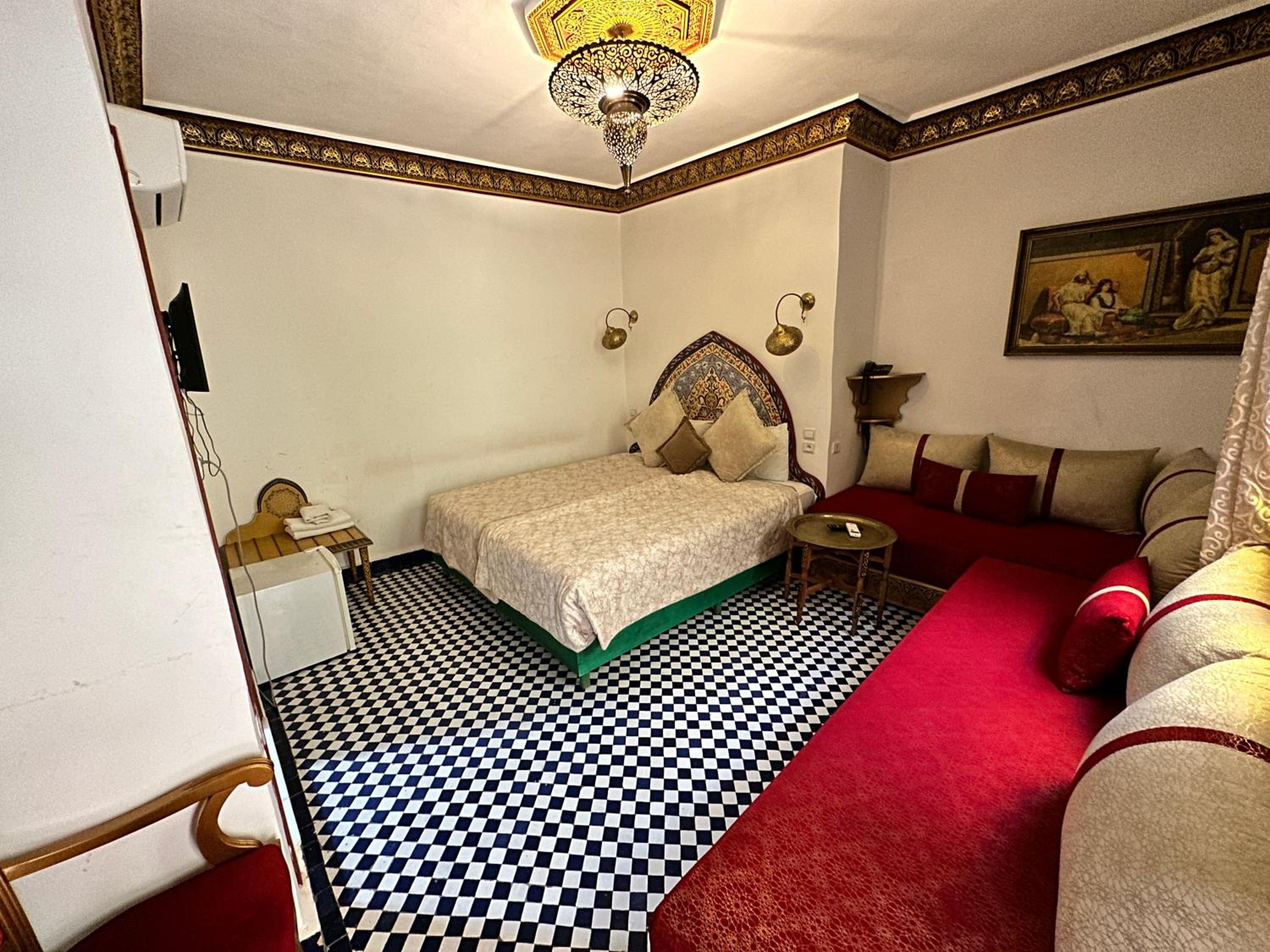 Deluxe Queen Suite - Photo 3