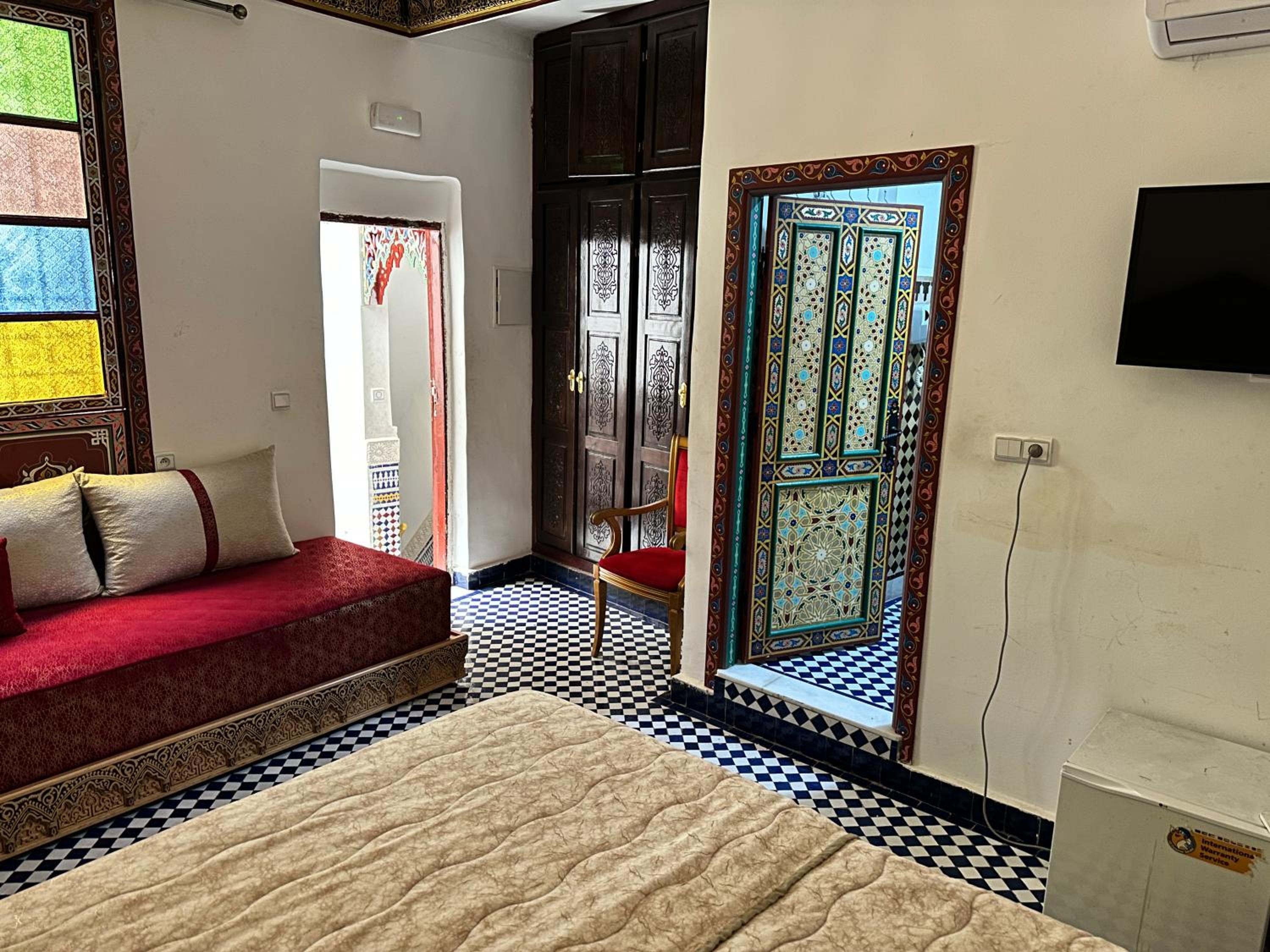 Deluxe Queen Suite - Photo 8