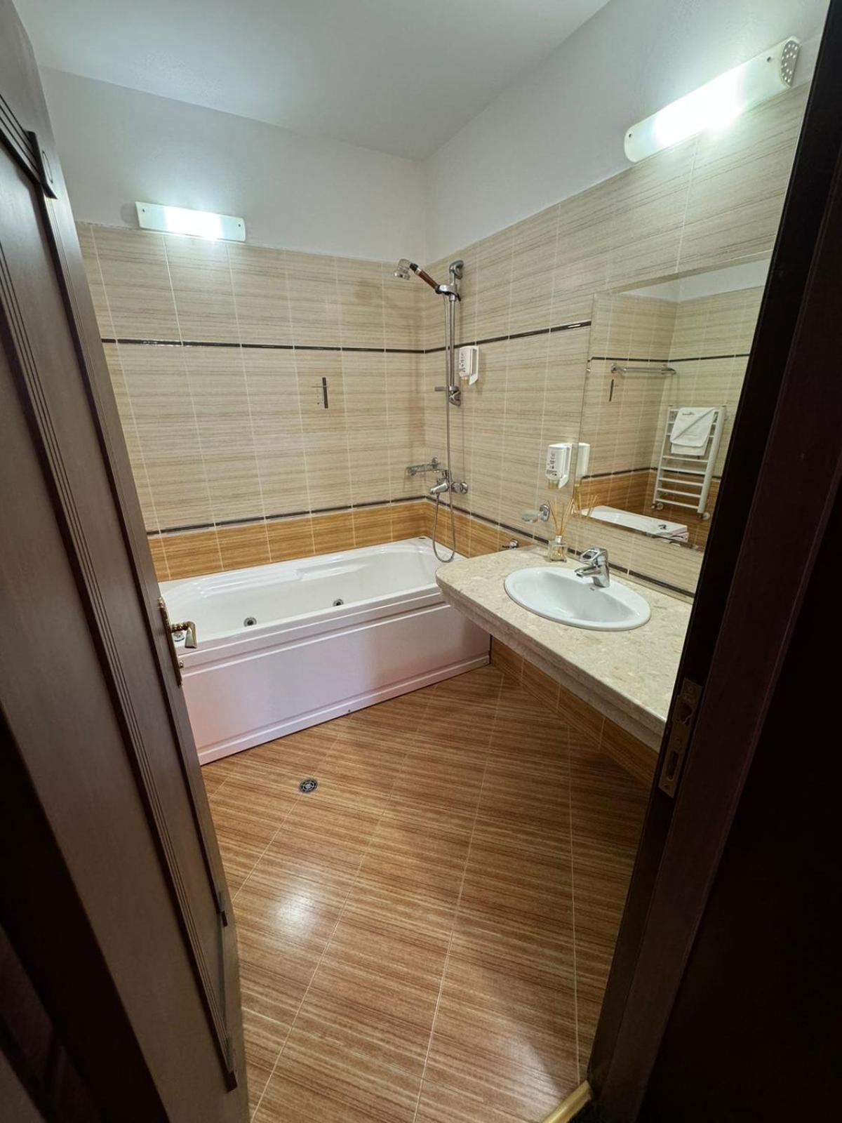 Queen Room with Spa Bath - Photo 4