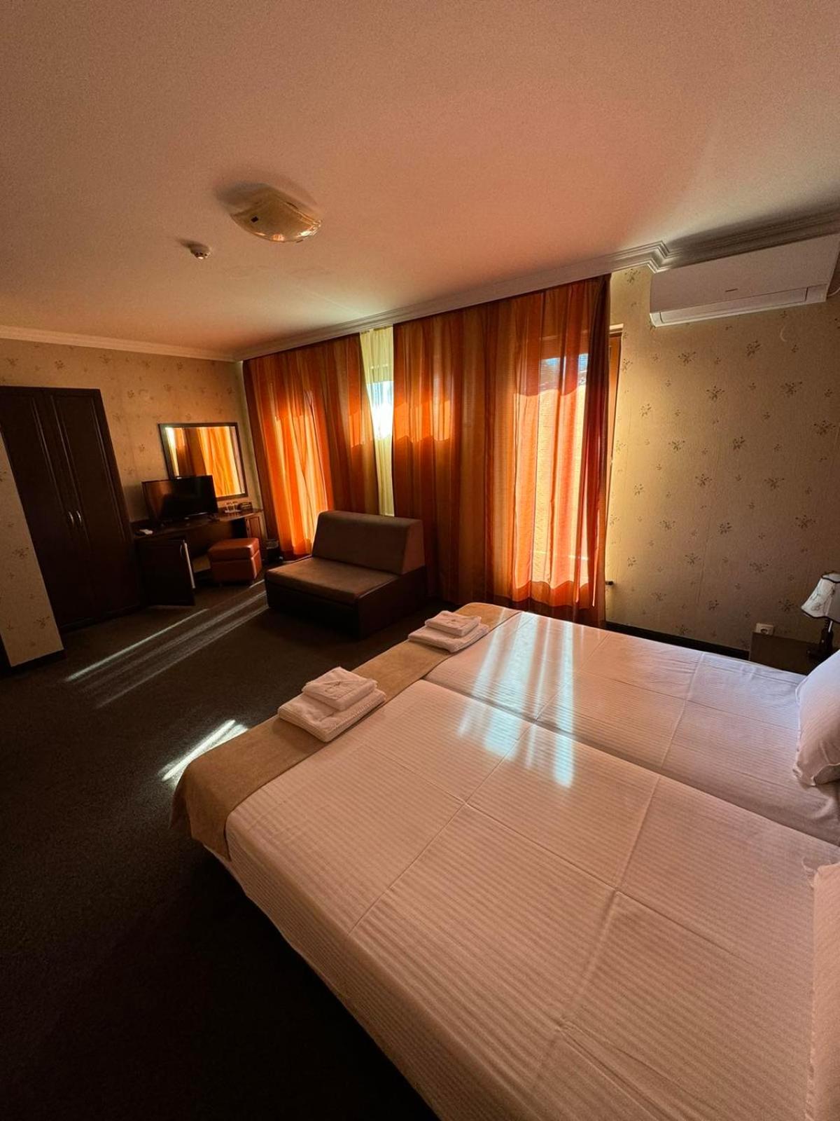 Queen Room with Spa Bath - Photo 3