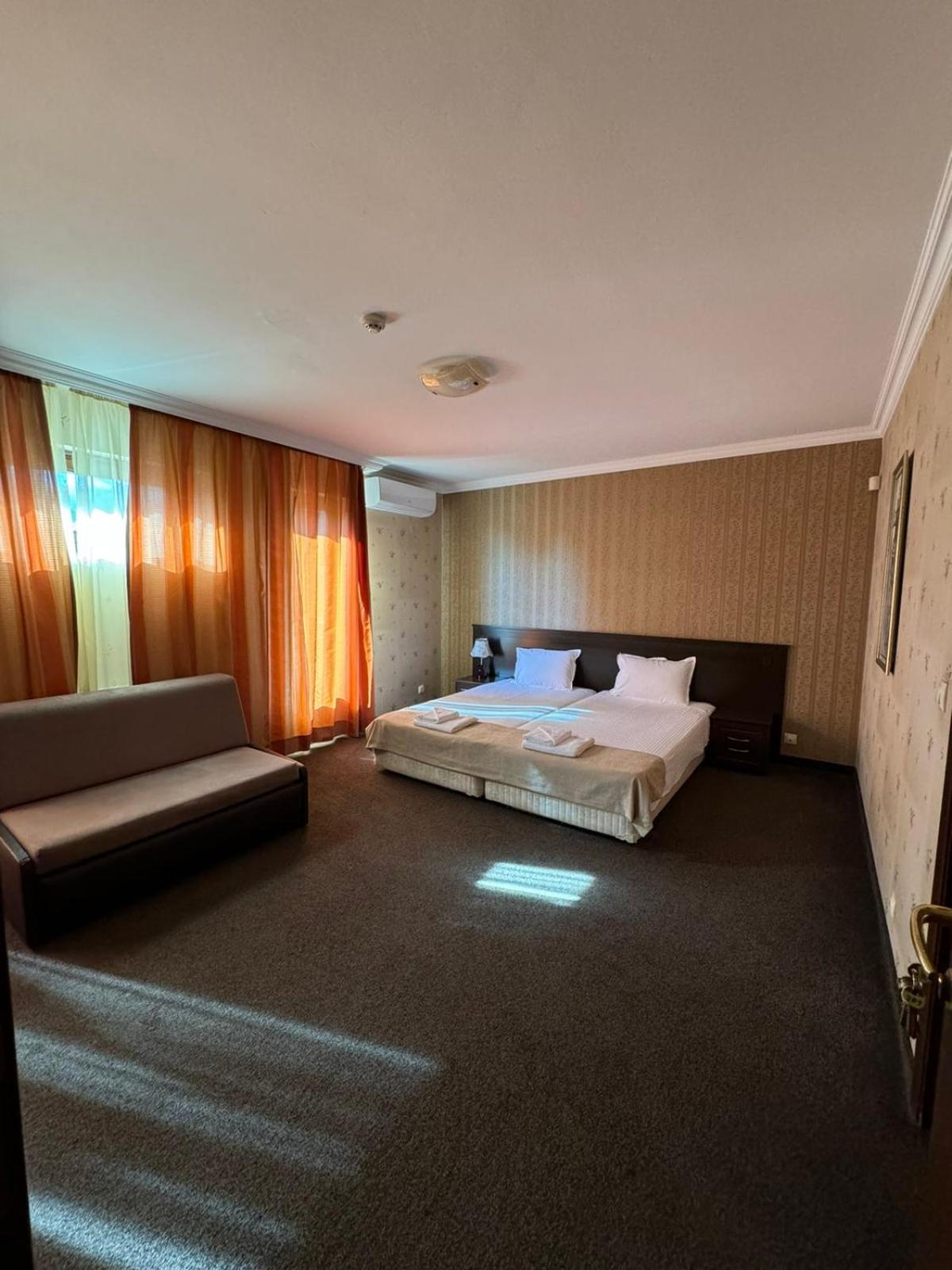 Queen Room with Spa Bath - Photo 1