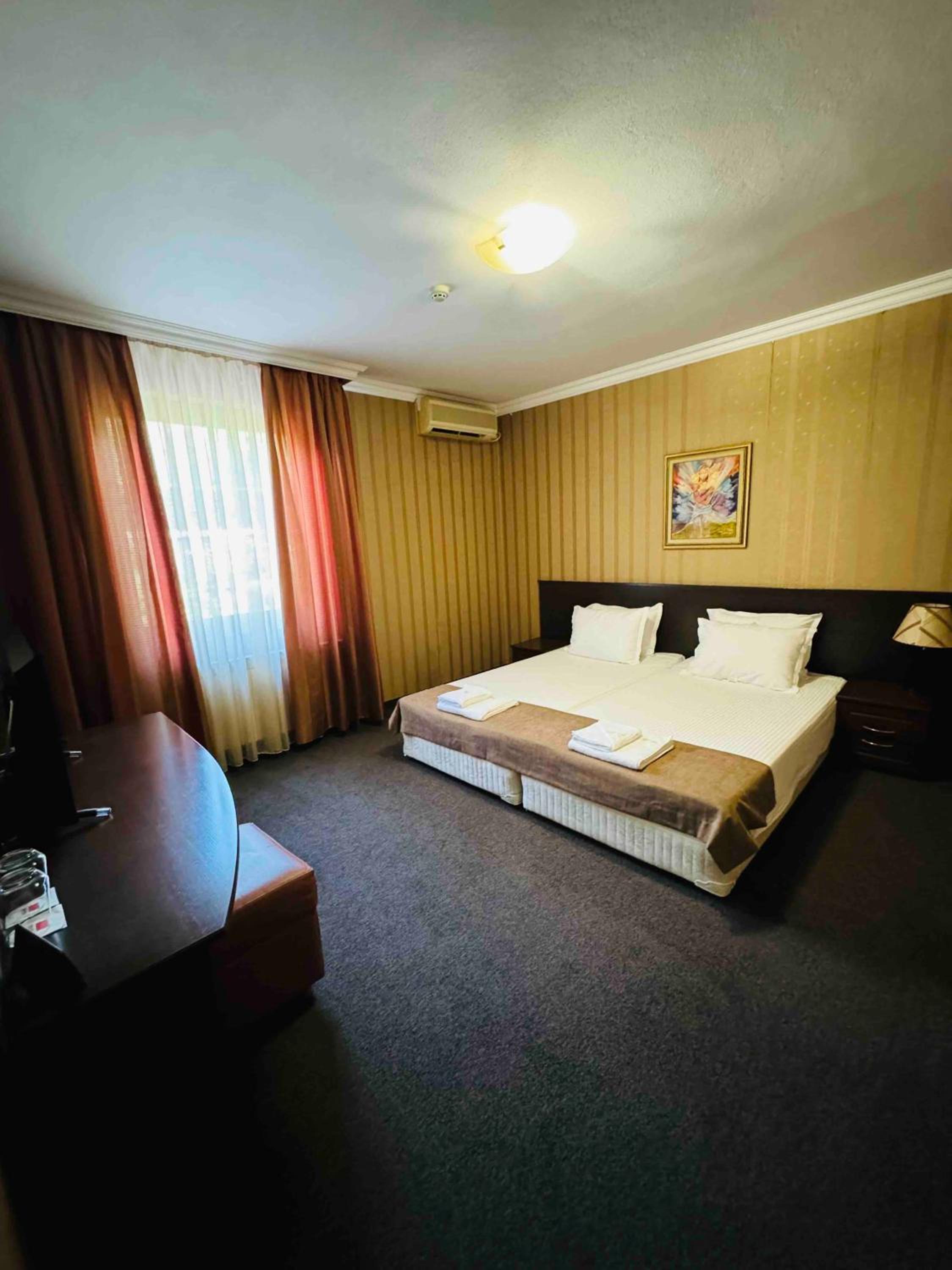 Double Room with Spa Bath - Photo 3