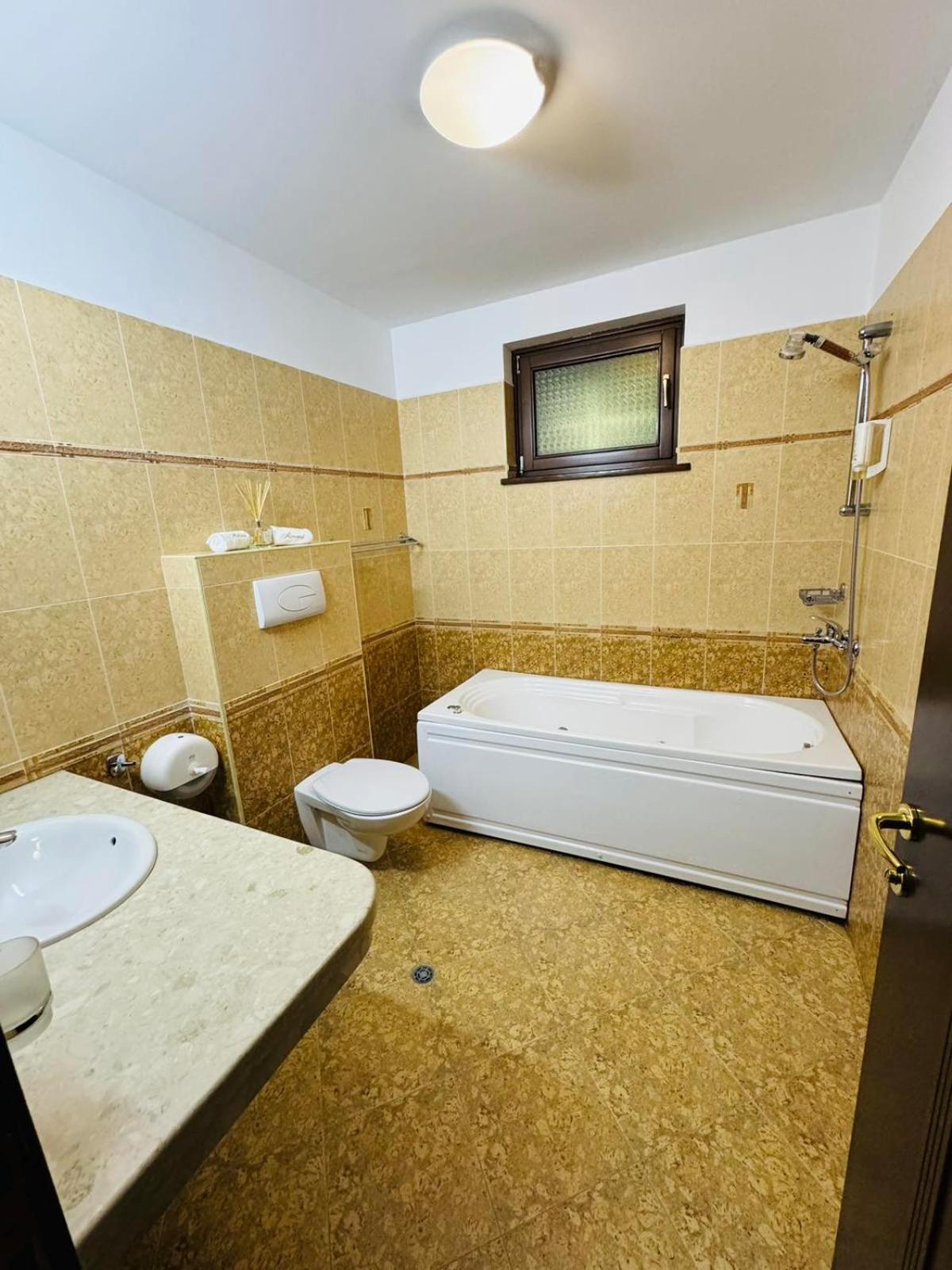 Double Room with Spa Bath - Photo 2