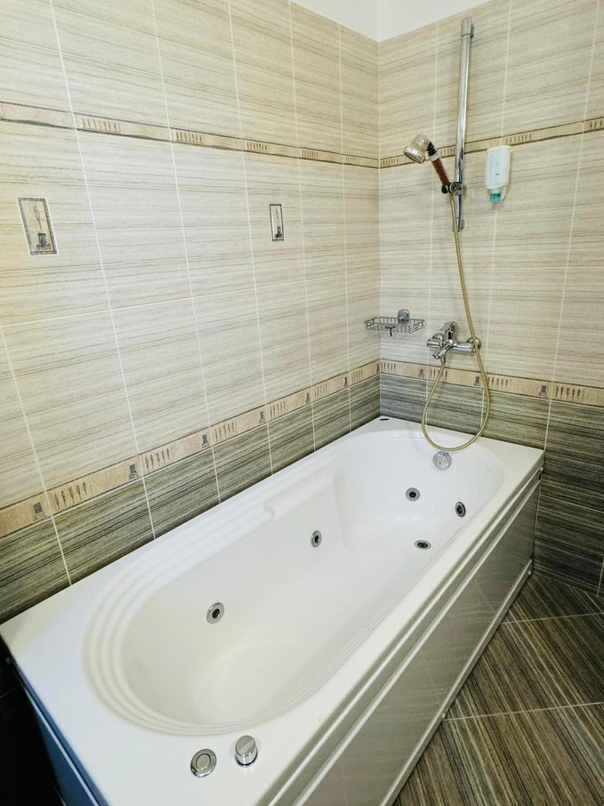 Deluxe Double or Twin Room - Photo 5