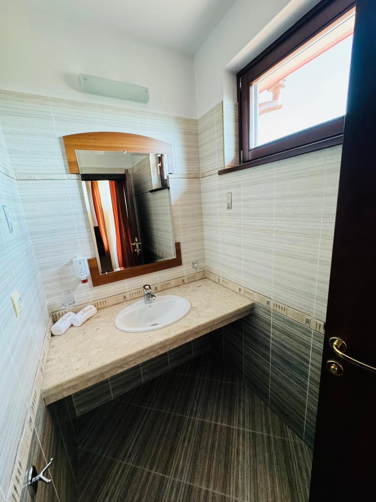 Deluxe Double or Twin Room - Photo 8