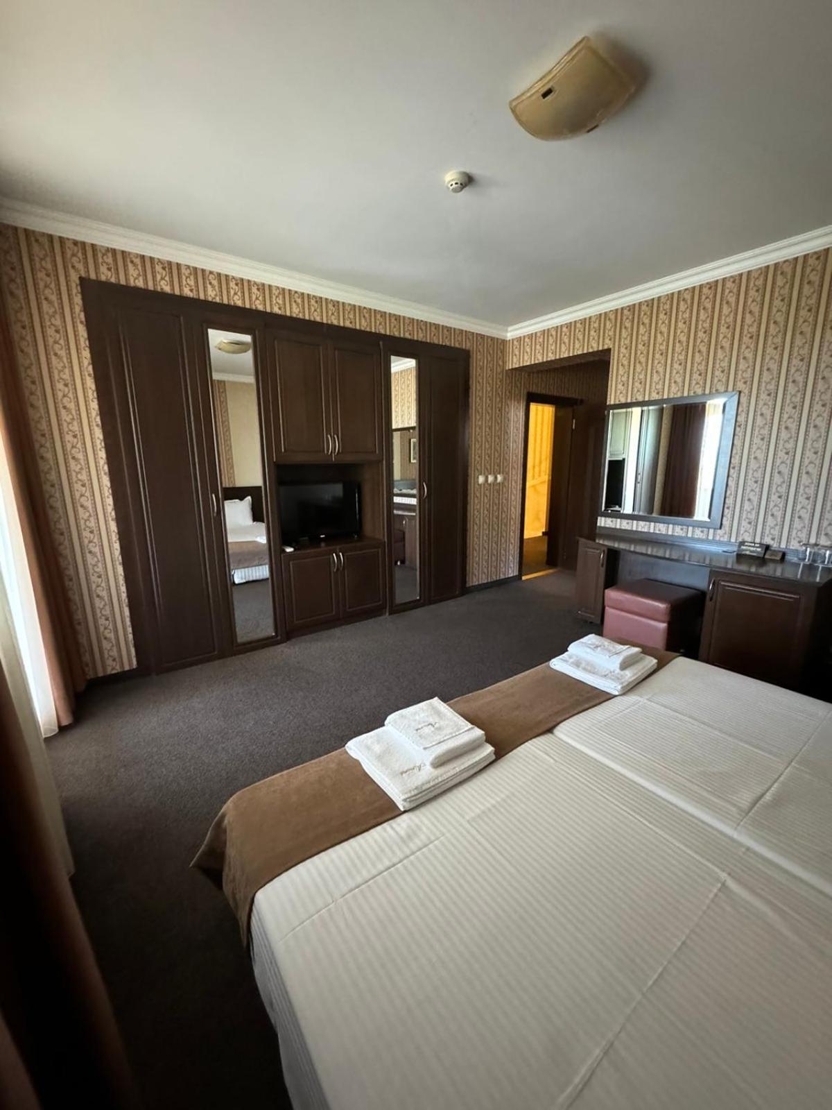 Queen Room with Balcony - Photo 1