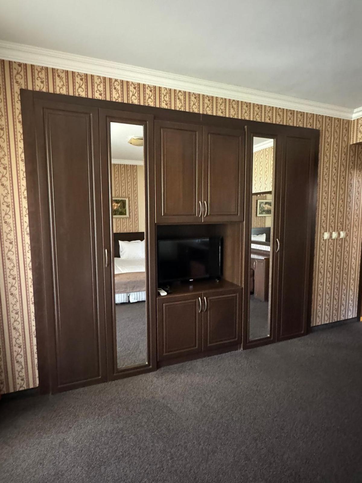 Queen Room with Balcony - Photo 4