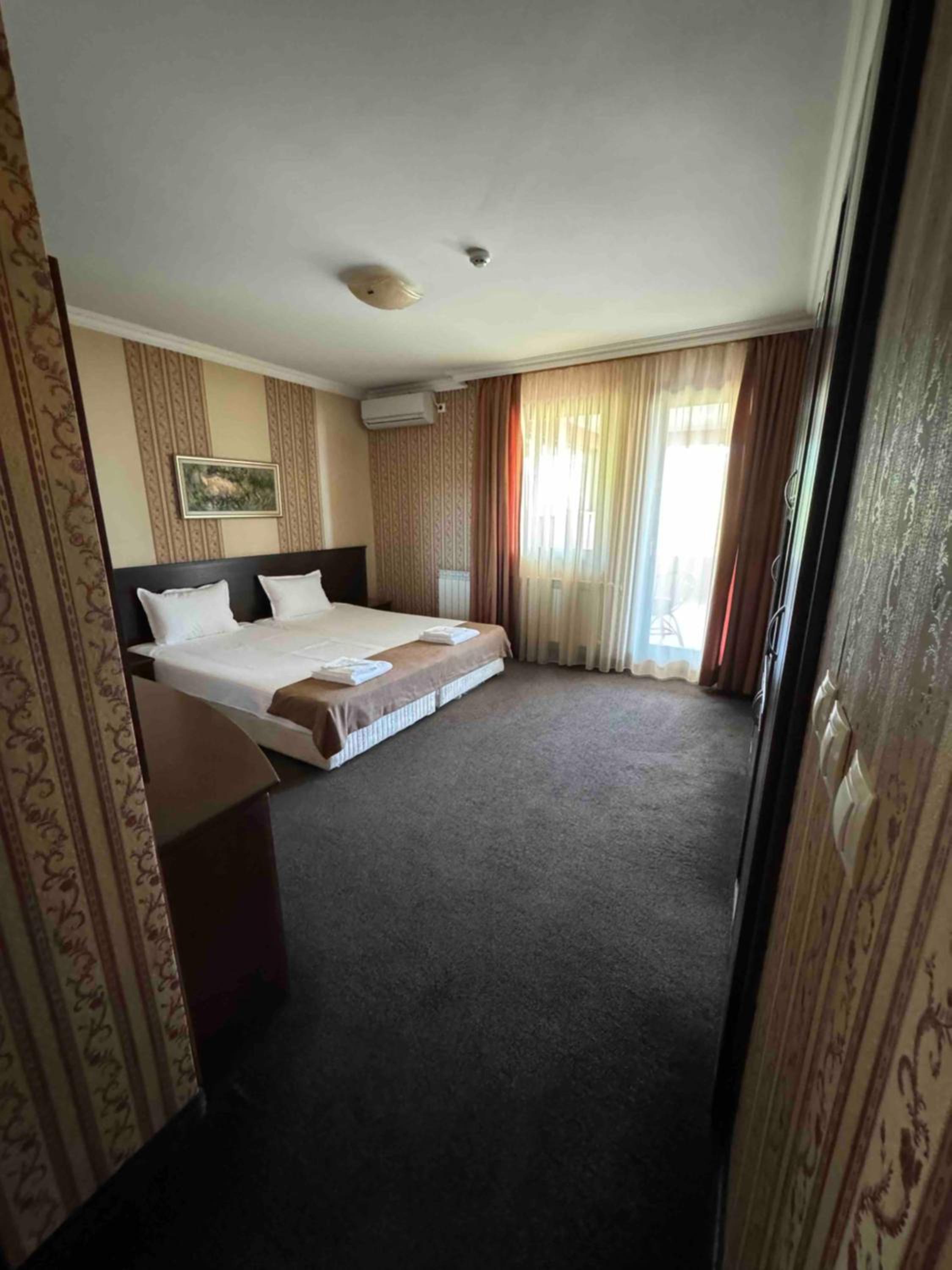 Queen Room with Balcony - Photo 3
