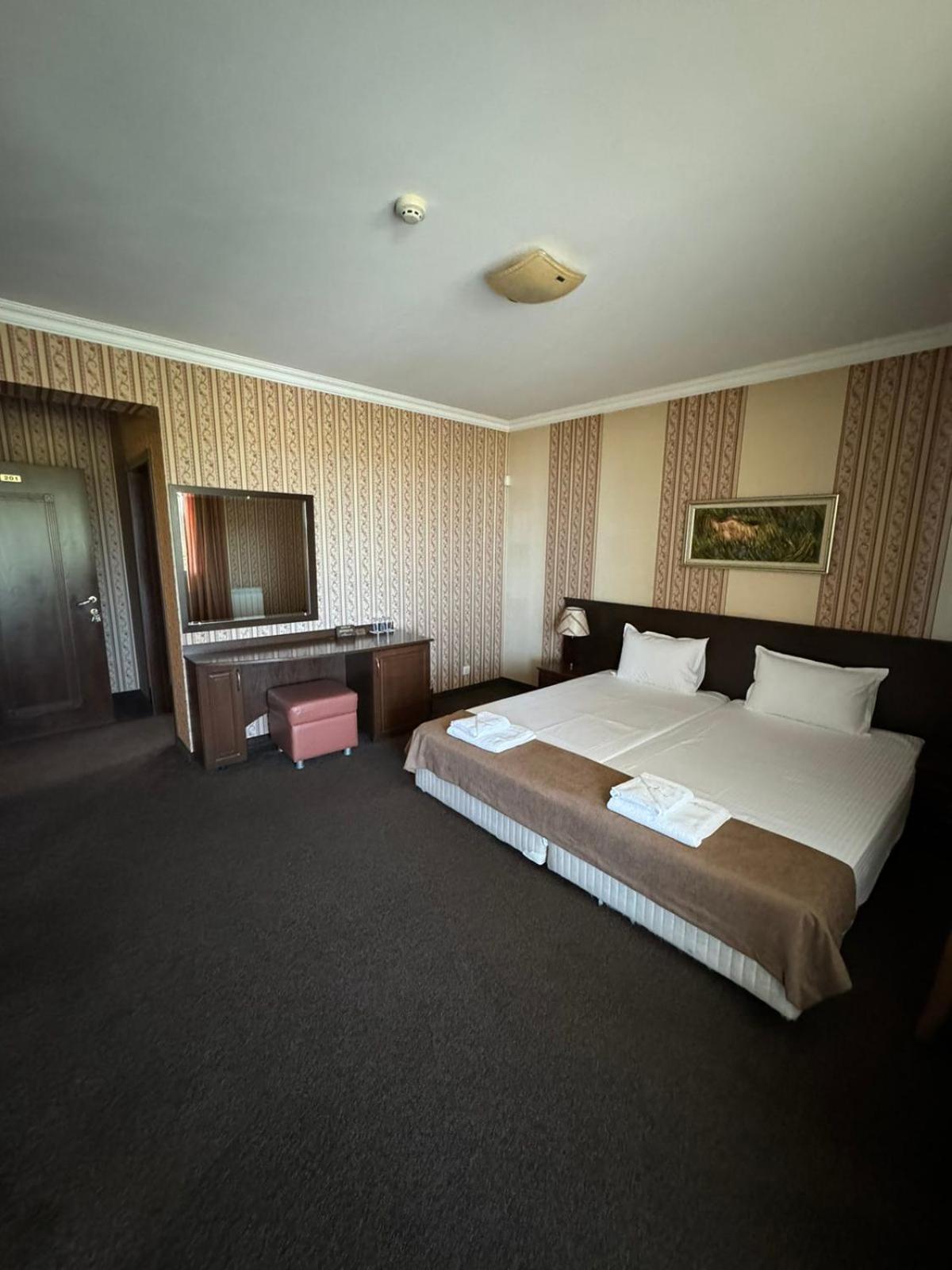 Queen Room with Balcony - Photo 6